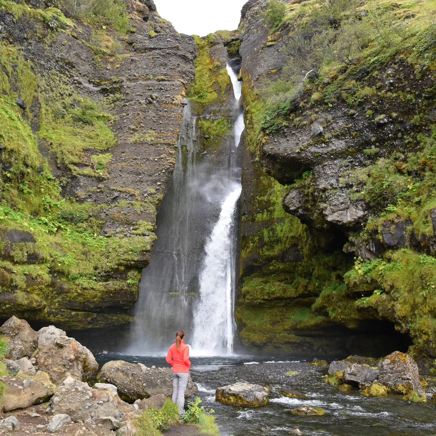 Iceland 🇮🇸
- Gluggafoss -
Alors que nous nous dirigeons vers la piste F261, nous passons devant la jolie cascade de Gluggafoss qui mérite largement un arrêt !
Niché dans un écrin de verdure 💚 celle-ci a creusé la roche et chute dans une grande vasque bleutée. Quelques mètres plus bas la rivière chute à nouveau en se divisant en une dizaine de petites cascades à la hauteur plus modeste.
.
.
.
.
.
#iceland #iceland🇮🇸 #visiticeland #icelandphotography #iceland_photography #icelandroadtrip #icelandnature #icelandicnature #traveliceland #guidetoiceland #exploreiceland #icelandsecret #icelandscape #icelandadventure #iloveiceland #discovericeland #icelandexplored #southiceland #southiceland🇮🇸 #visitsouthiceland #landscapephotography #wonderful_places #discovernature #roamtheplanet #discoverearth #icelandwaterfall #awesome_earthpix #beautifuldestinations #gluggafoss #gluggafosswaterfall