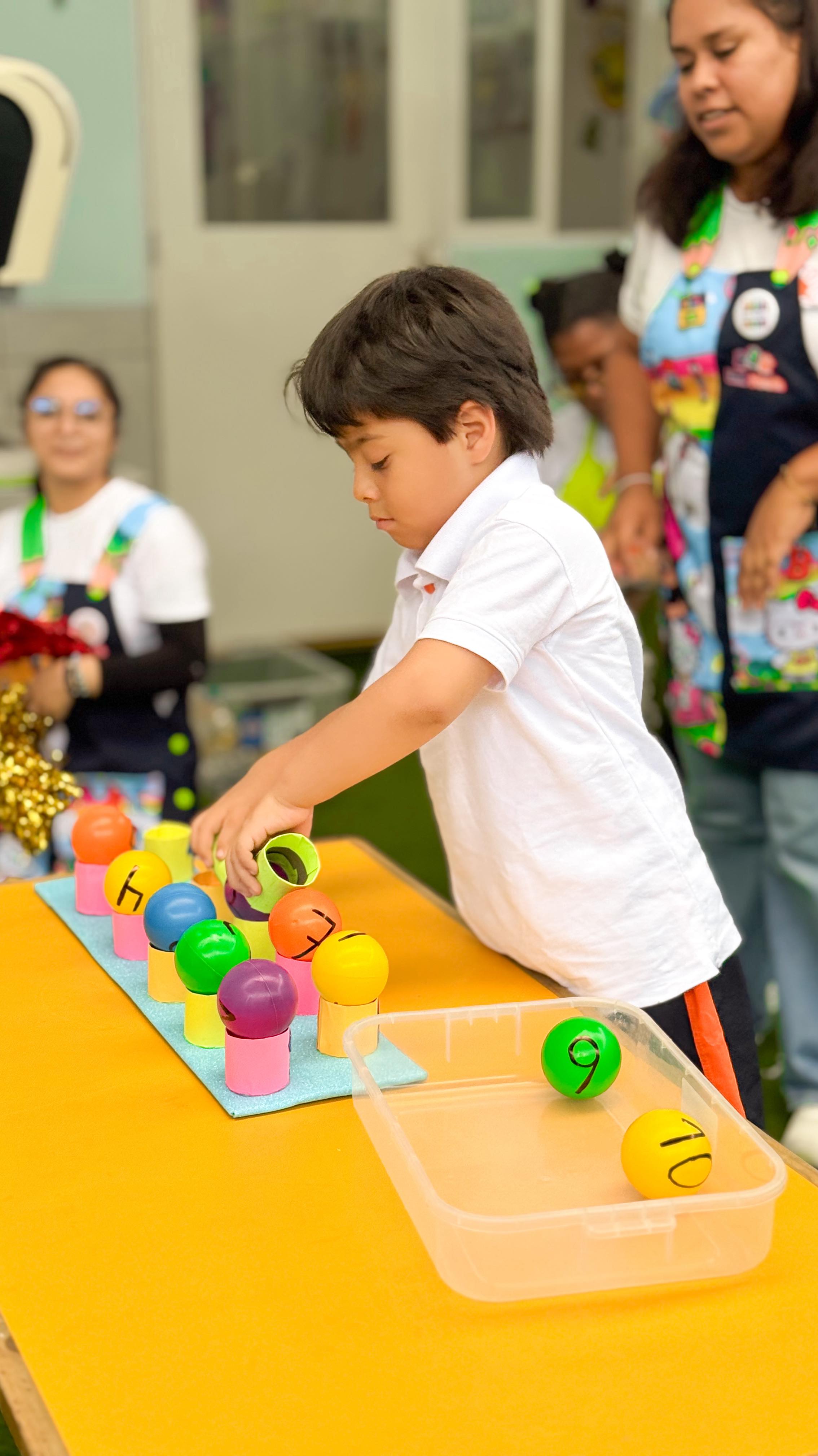 ¡Así vivimos el Día Internacional de las Matemáticas! 🤓🌱🧮
En la primera infancia, el aprendizaje matemático no empieza con operaciones en un cuaderno. Empieza cuando los niños exploran, manipulan y juegan con materiales concretos.
Al clasificar, agrupar, ordenar secuencias y realizar conteos, desarrollan habilidades fundamentales que fortalecen el pensamiento lógico-matemático.
Así, los niños comprenden las bases de las matemáticas de forma natural, significativa y acorde a su etapa de desarrollo, construyendo aprendizajes que les servirán en las siguientes etapas escolares. 💪🏻🥳
🍎 1 a 6 añitos
📞 950 053 688
📍Los Jaguares 104 - Matellini, Chorrillos. Lima
✏️ Año Escolar 2026
🐥 Estimulación Temprana (Inicio: Abril)
#nidolittlehands #nidobilingue #añoescolar #nidoslima