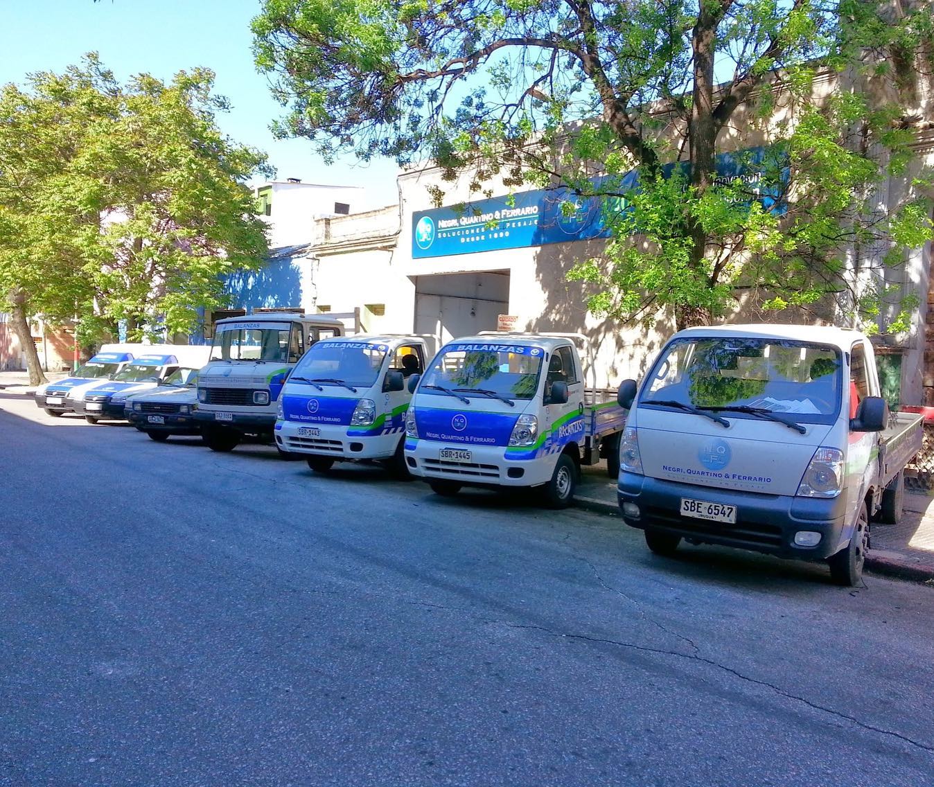 Nuestra flota de vehículos está equipada para brindar un servicio ágil y de calidad.
A su vez somos la única empresa que cuenta con auto elevador propio el cual nos permite mayor flexibilidad al momento de la calibración de las balanzas.
Contamos con un servicio de respuesta 24hs en todo el país 🚙🛻🚛🚚
#nqf #camiones #scales #flotadevehiculos #balanzas #solucionesenpesaje #calibracion #negriquartinoyferrario