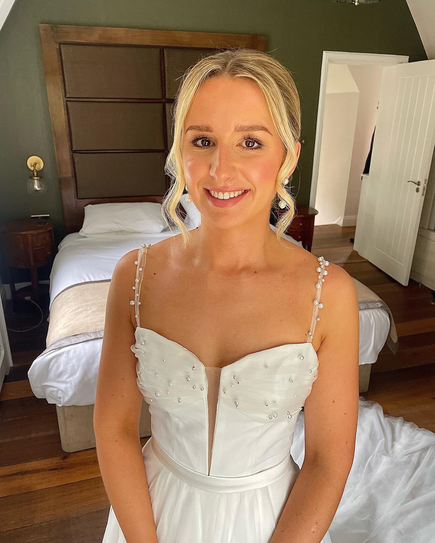 Beautiful bride Amelia 🤍🤍 swipe to see the gorgeous sleek updo she went for & how different lighting effects the make up!