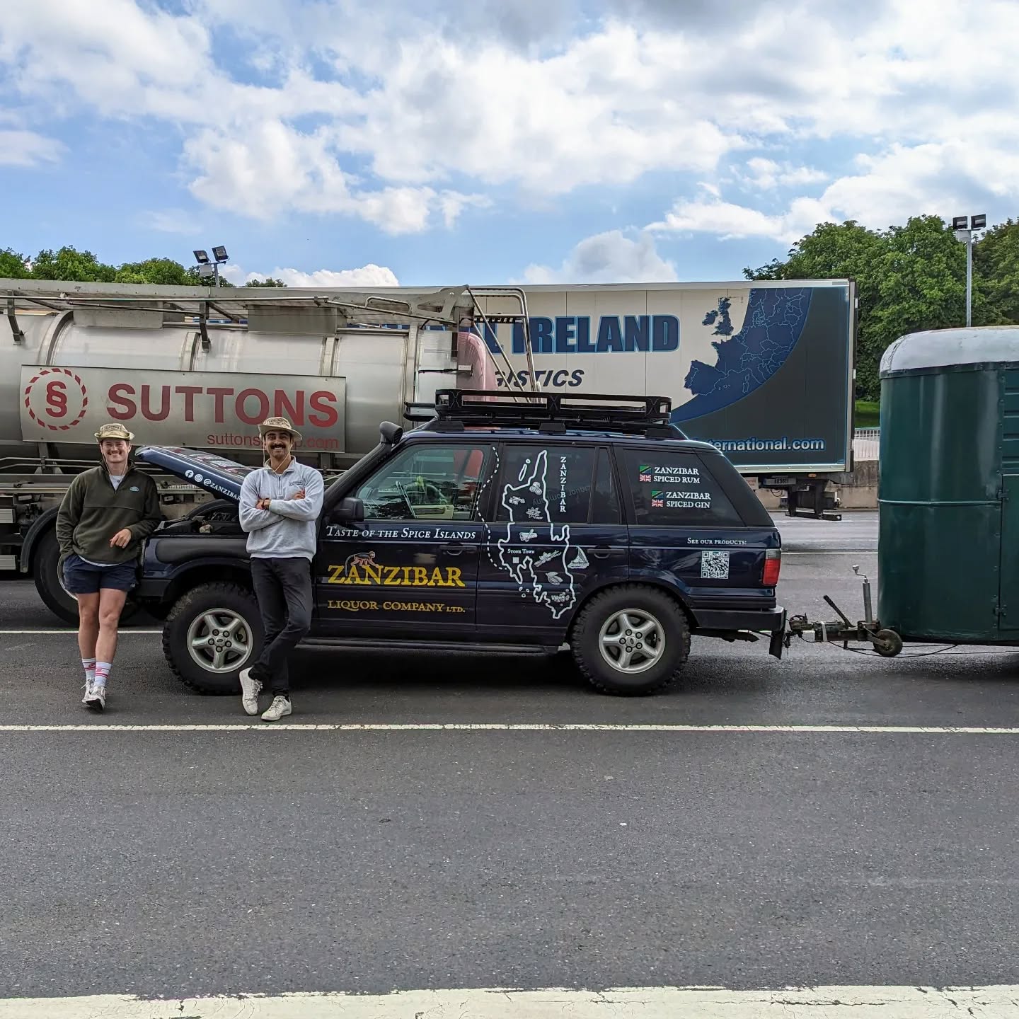 Had a bit of a nightmare yesterday with our "trusty" Range Rover! The Zanzi-Car finally let us down on the way to the Welsh Classic Motorcycle festival in Anglesey 😭
After some hours troubleshooting we realised we couldn't make it there with our trailer. We did have a cool box full of ice and fruit however, so managed to get home, ditch the trailer, and limp over to our friends @thepistonclub_atthestag for some impromptu cocktails in their garden for a couple of hours! 🍹
Sorry to the kickback show and Welsh Classic team, we'll have our car shipshape for the next event! 🙏🏽
#hakunamatata #zanzibar #mobilebar #cocktails #rangerover #breakdown #summer #mojitos #roadtrip