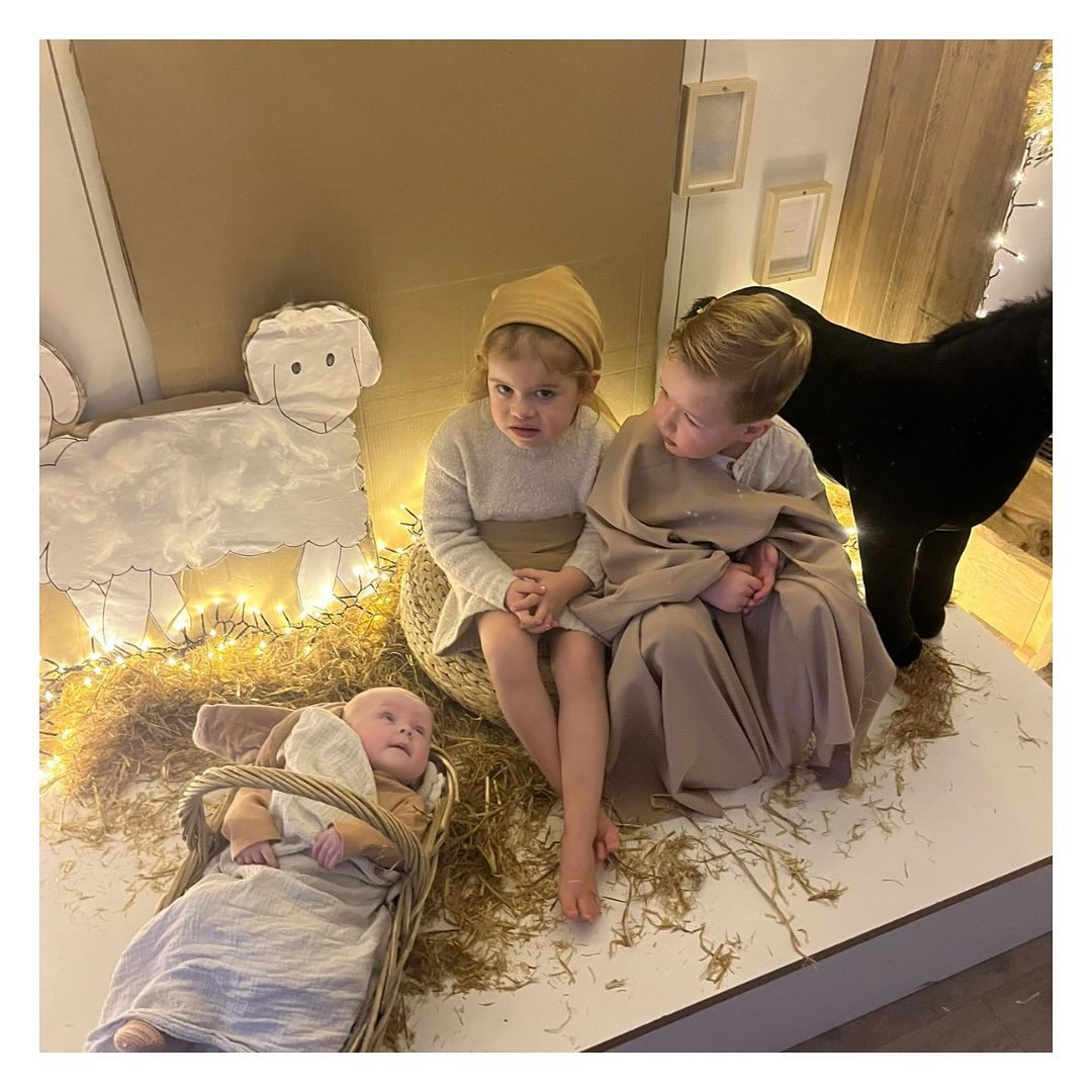 LEUSDEN
We hebben met de kindjes het kerstverhaal na gespeeld! 🌟 Jozef en Maria krijgen een kindje, Baby Jezus wordt geboren. Benieuwd? Link in onze bio. 🤍