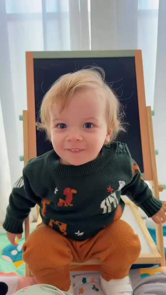 Dylan se lo pasa en grande con nuestra pizarra creativa 2 en 1 🎨
Como dice mamá @elmundode_martina en el vídeo, le encanta pintar porque tiene dos lados: uno para tiza y otro para rotulador, perfecto para que los peques desarrollen su creatividad mientras aprenden jugando ✏️
Descúbrela y cómprala aquí 👉 buddybabyworld.com
Dylan is having so much fun with our 2-in-1 creative board. 🎨
As mum says in the video, he loves drawing because it has two sides: one for chalk and one for markers—perfect for kids to develop their creativity while learning through play ✏️
#PizarraCreativa #JugarYAprender #CreatividadInfantil #JuguetesEducativos #PequesCreativos