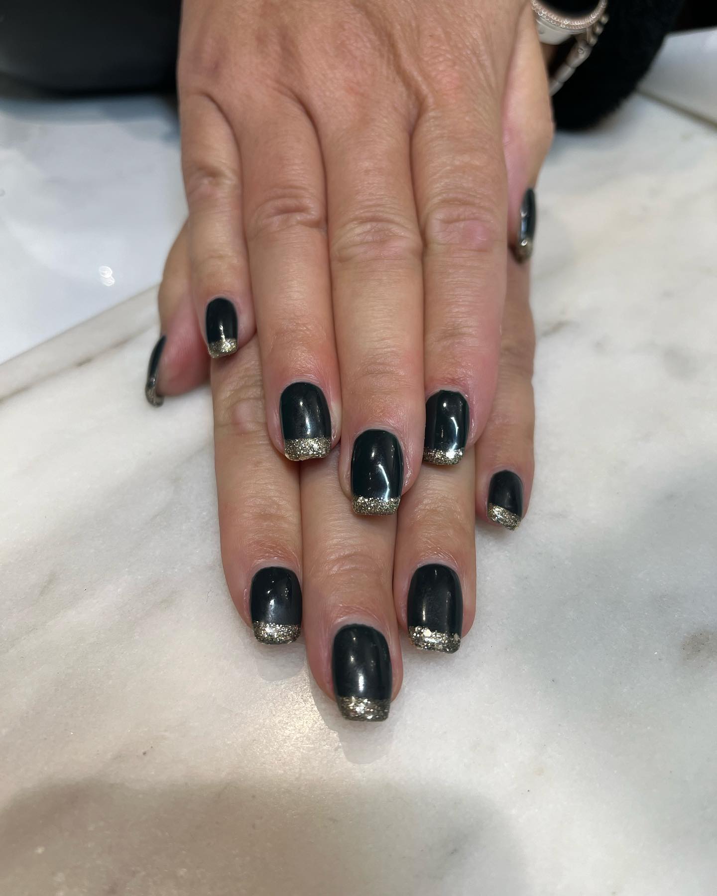 Subtle sparkle for Xmas ❄️ Gel fingers by Hayley 🤍