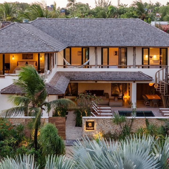 Essa é a mais nova villa do nosso portfolio em Jericoacoara . Charme, decoração rustico sofisticado, privacidade, conforto e autenticidade são alguns dos predicados dessa incrivel villa que tem o Parque Nacional como seu vizinho.
This is the newest villa in our portfolio in Jericoacoara. Charm, sophisticated rustic decor, privacy, comfort and authenticity are some of the features of this incredible villa that has the National Park as its neighbor.
#jericoacoara #luxuryvilla #travelluxury #houseexperience #nature