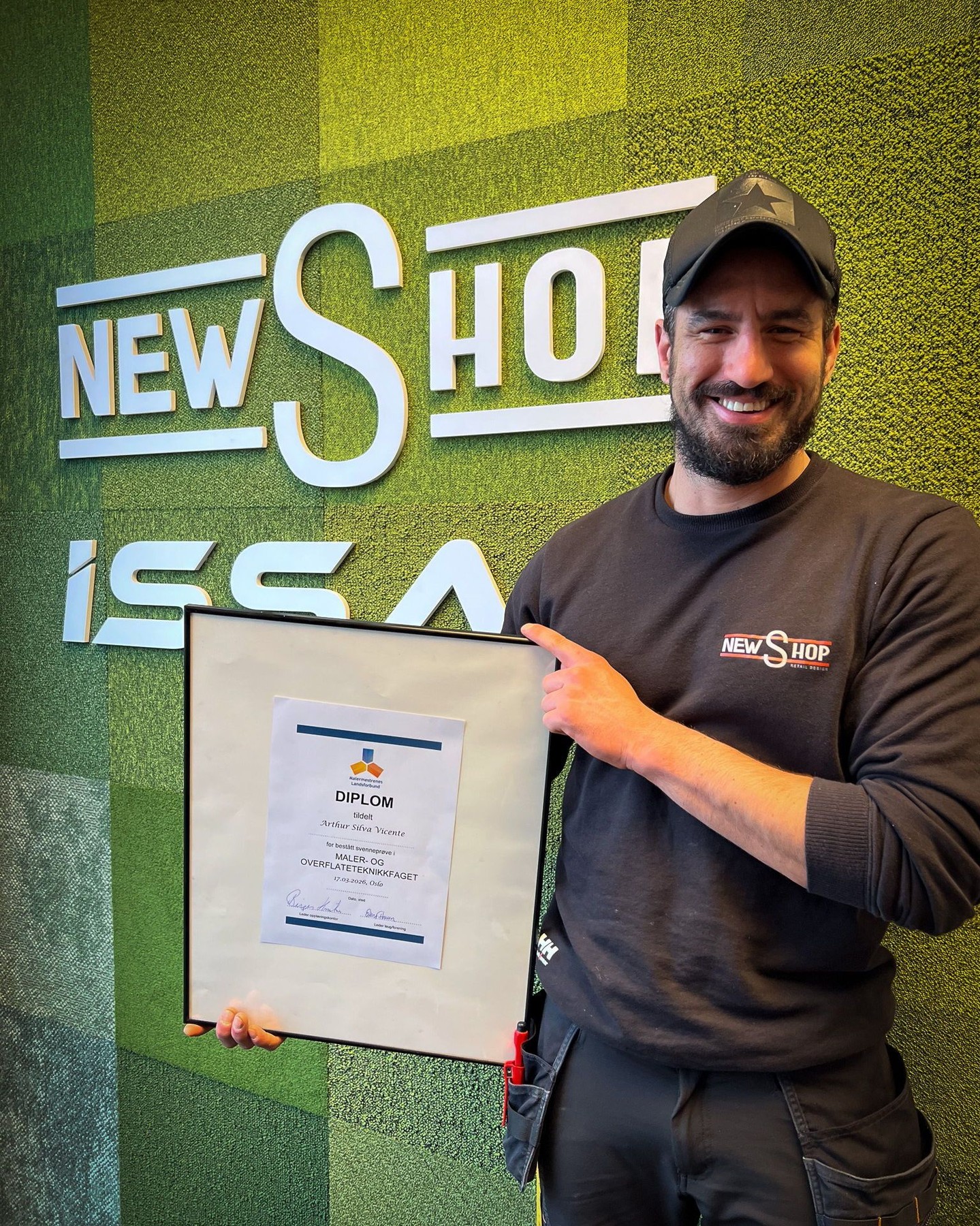 Gratulerer til Arthur Vicente med bestått svenneprøve i Maler- og Overflateteknikkfaget! 🎉👏
Hardt arbeid, faglig stolthet og dyktighet gir resultater – og vi er stolte av å ha deg på laget hos New Shop AS. Takk til @jimslagerutsalg for sponsing av materiell!
Vel fortjent! 🎨💪
#Svennebrev #Malerfaget #Overflateteknik @tutuhbjj