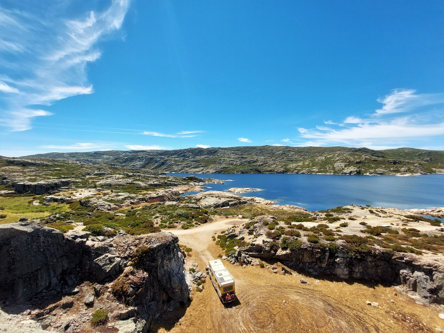 Vor der Rückfahrt nach Deutschland konnten wir uns einen Stopp an unserem geliebten und heiligen Bergsee in der Sierra Estrella in Portugal nicht verkneifen. Ein wundervoller, stiller und heilsamer Ort, an dem die Zeit stehengeblieben ist.
Weitere Fotos und Infos zu unseren Reisen unter: www.vollzeitreisende.de