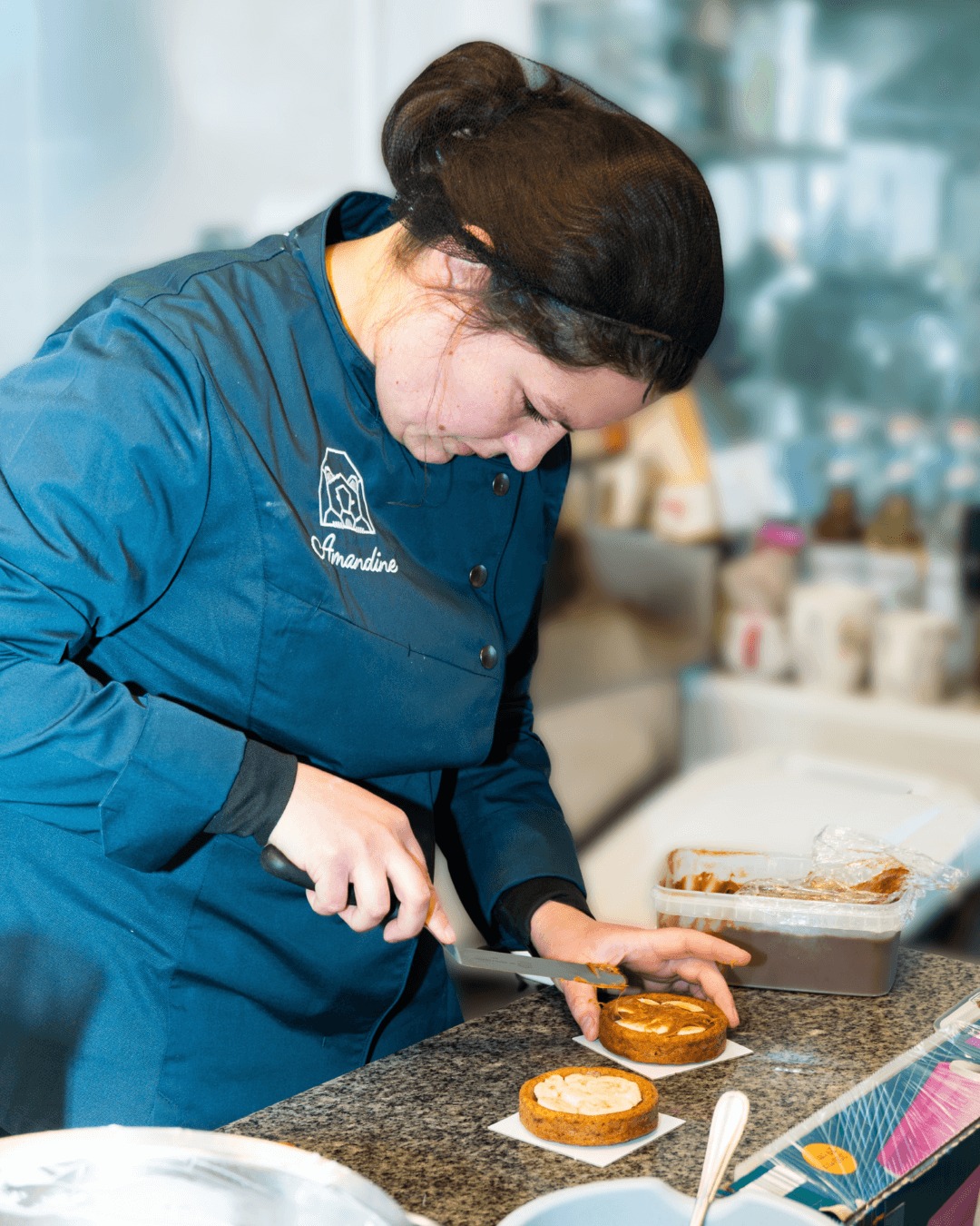 Derrière chaque pâtisserie, il y a des mains, de la précision… et beaucoup d’amour 🤍
Des gestes minutieux, du temps, de la patience et l’envie de faire les choses bien, jusqu’au dernier détail.
C’est comme ça que naissent les gourmandises de La Pâtisserie de Rebecca : artisanales, vegan et pensées pour faire plaisir, tout simplement 🌱🍰