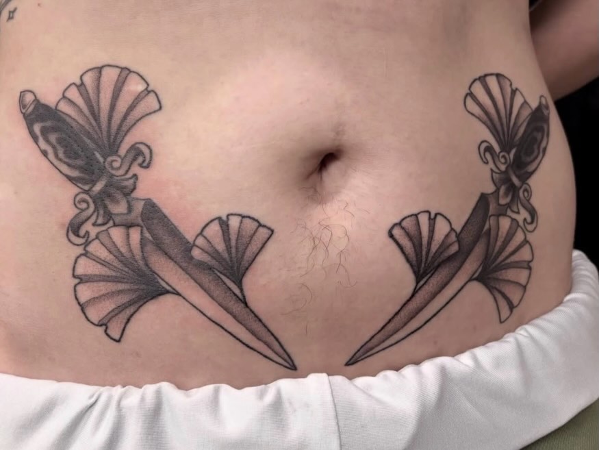 Paired dagger/ginkgo leaves combo from @renisanartist 🗡️🍃 Stop by the shop on a Tuesday/Wednesday/Friday/Saturday from 12pm-7pm for a consultation to get in Ren’s books!
#ironwoodink #omahatattooshop #blackandgraytattoo #stomachtattoo #omahanebraska