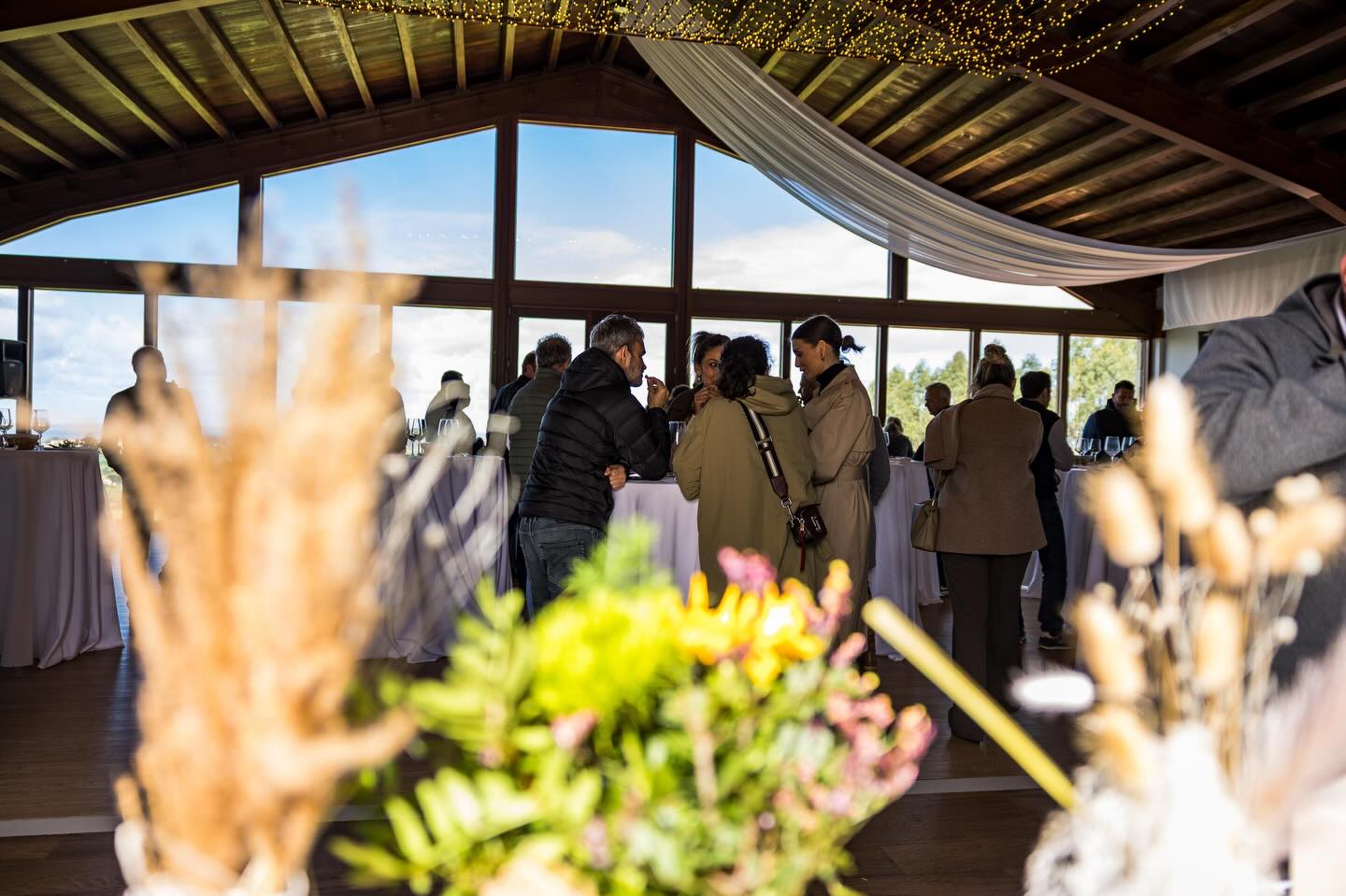 El otro día vivimos una jornada muy especial dedicada a poner en valor los productos cántabros. Organizamos un evento en el que tuvimos la oportunidad de presentar una cuidada selección de elaboraciones de nuestra tierra, acercando a todos los asistentes la calidad y la tradición que caracterizan a Cantabria.
Durante la jornada, pudimos disfrutar de diferentes vinos, como los de la bodega Bahía de Santander, Bodegas y Viñedos de Isla y también el tinto y tostadillo de @bodegacayo , que sorprendieron muy gratamente. Acompañando estos vinos, no faltaron productos emblemáticos como los quesos de Tresgallo, así como anchoas y ventresca de Hoya, cocido montañés preparado por @restauranteelpajar y @restaurantelavijanera , además de sobaos y quesadas @lospasiegosdediego , que pusieron el toque gastronómico perfecto al encuentro.
Fue, sin duda, una jornada muy bonita y enriquecedora, en la que no solo disfrutamos de grandes sabores, sino que también contribuimos a potenciar y dar visibilidad al producto cántabro, tanto dentro como fuera de la región.
Aquí os dejamos algunas imágenes de este día tan especial.
📸 @davidgalizano