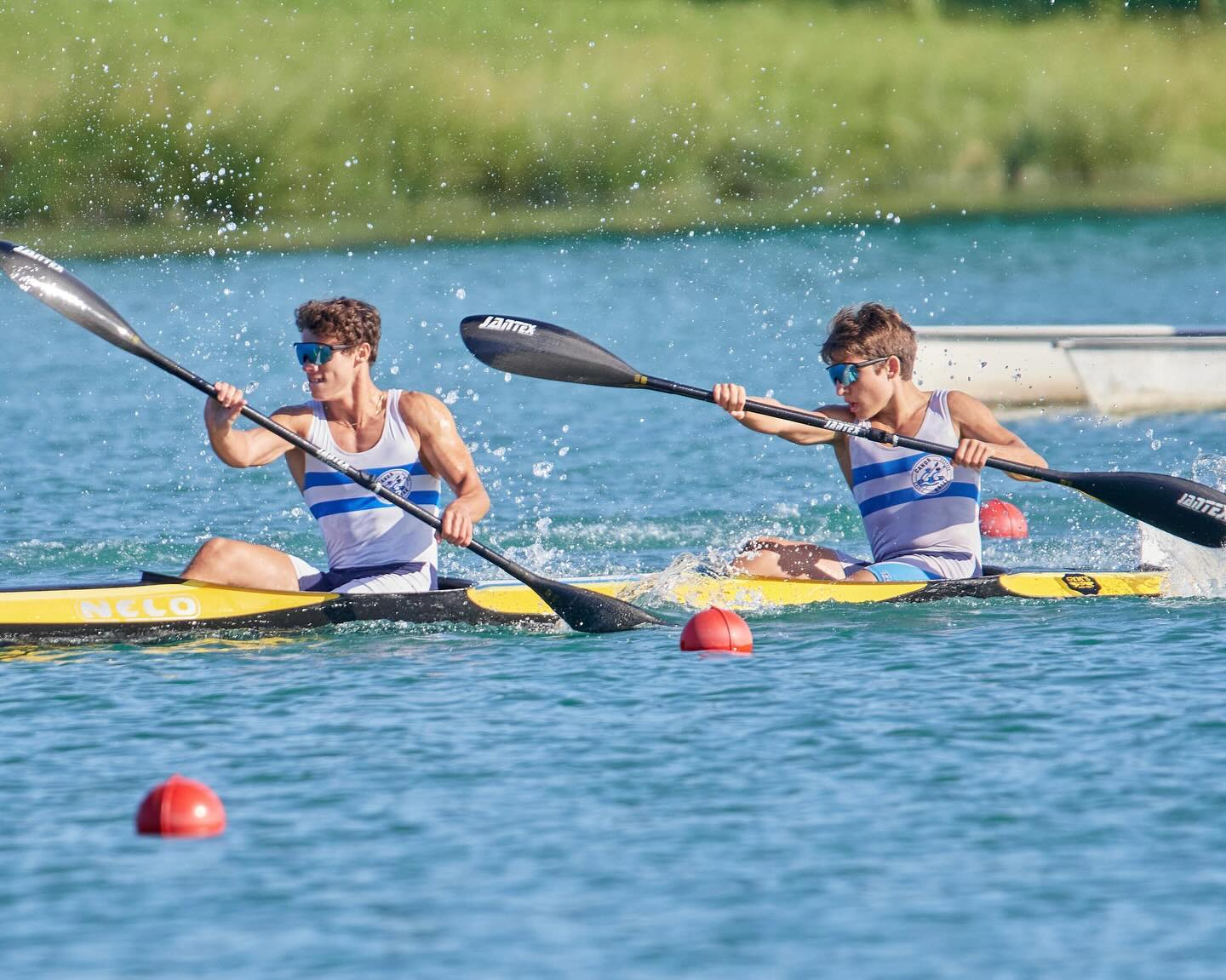 Da Venerdì 13 a Domenica 15 Settembre si sono tenuti all’Idroscalo di Milano i Campionati Italiani Senior/Master e le gare nazionali Canoagiovani.
Bronzo per il K2 Ragazzi 200 metri di Andrea Martelozzo (5º nella gara del K1 R 200) e Marco Orecchia.
Negli Under 14, sulla distanza dei 500 metri Marco Pirovano e Manuel Ginocchi vincono le loro gare del K1 Cadetti B e successivamente si ripetono nella gara del K2.
Fabio Crenna vince il titolo italiano nel K1 Master B sia sui 500 che sui 200 metri, inoltre vince in coppia con Giuseppe Capasso quello del K2 200 (secondi sulla distanza dei 500 metri) e successivamente quello del K4 200 assieme a Massimo Salvini, Giuseppe Capasso e Renato Canzanella.
Canzanella si classifica terzo nella gara del K1 Master E 200 metri.
Titolo anche per Laura Lunardi sull’equipaggio misto Dragon Boat delle dragonette rosa Pink Butterflies sulla distanza dei 500 metri.