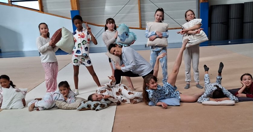 Pyjamas party pour nos gymnastes.
En mars, nos gymnastes ont troqué leurs justaucorps pour leurs plus beaux pyjamas à l’occasion d’un entraînement pas comme les autres.
Au programme : un cours de GR sur le thème de la pyjama party, mêlant bonne humeur, créativité et travail technique 🛌
Un moment fun et convivial qui a permis à toutes de partager un instant différent tout en continuant à progresser !
Certains parents étaient invités à participer au cours avec leur fille. Un momen, parents / enfants, unique et plein de rires.