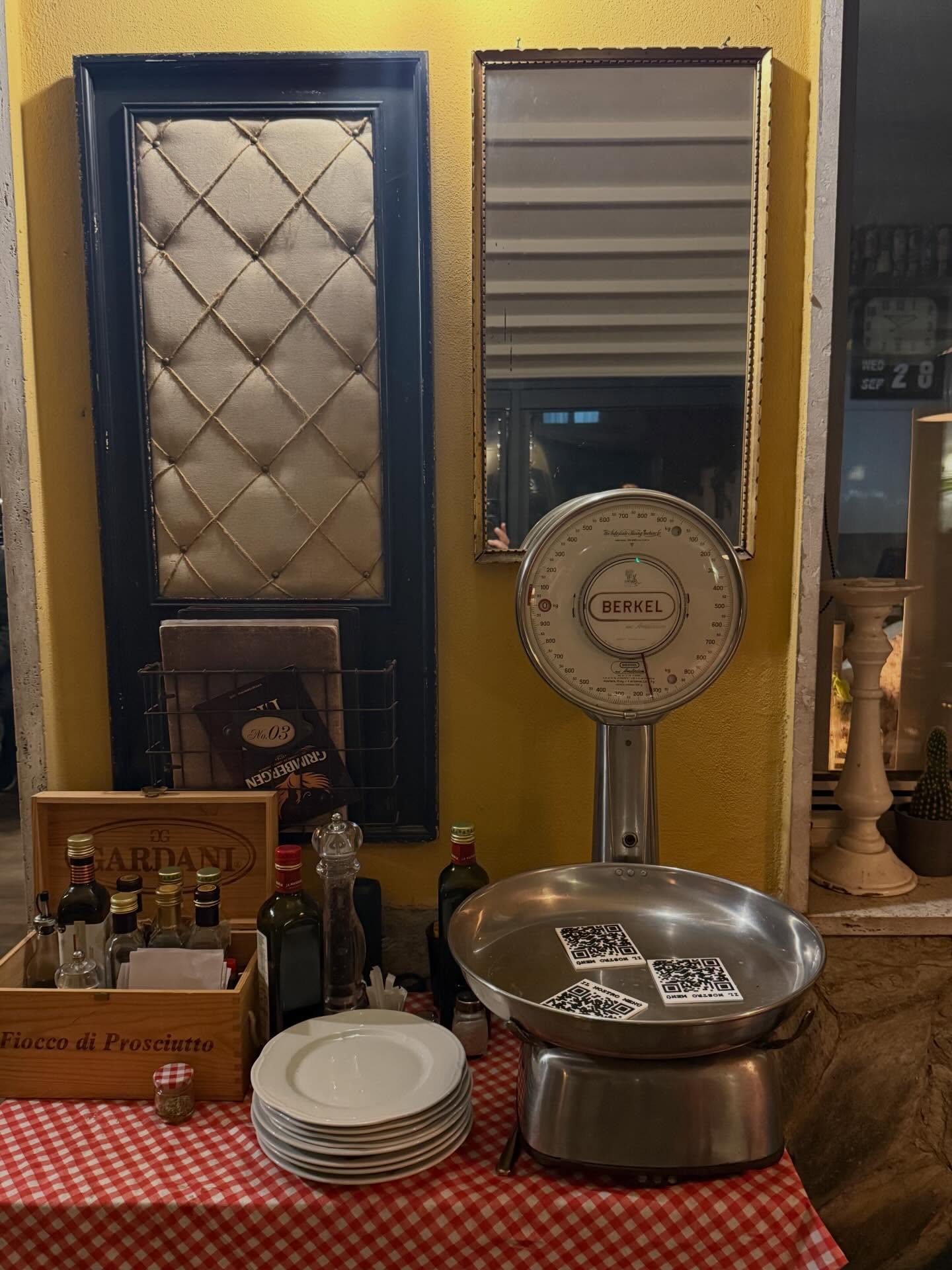 Le cose buone si fanno senza fretta.
Un piatto, un bicchiere, una bilancia che sembra uscita da un’altra epoca…
e la sera prende il suo ritmo.
“Pian pianin, che se magna mej.”
Noi siamo qui. 🍷
Vi aspettiamo #daRossino