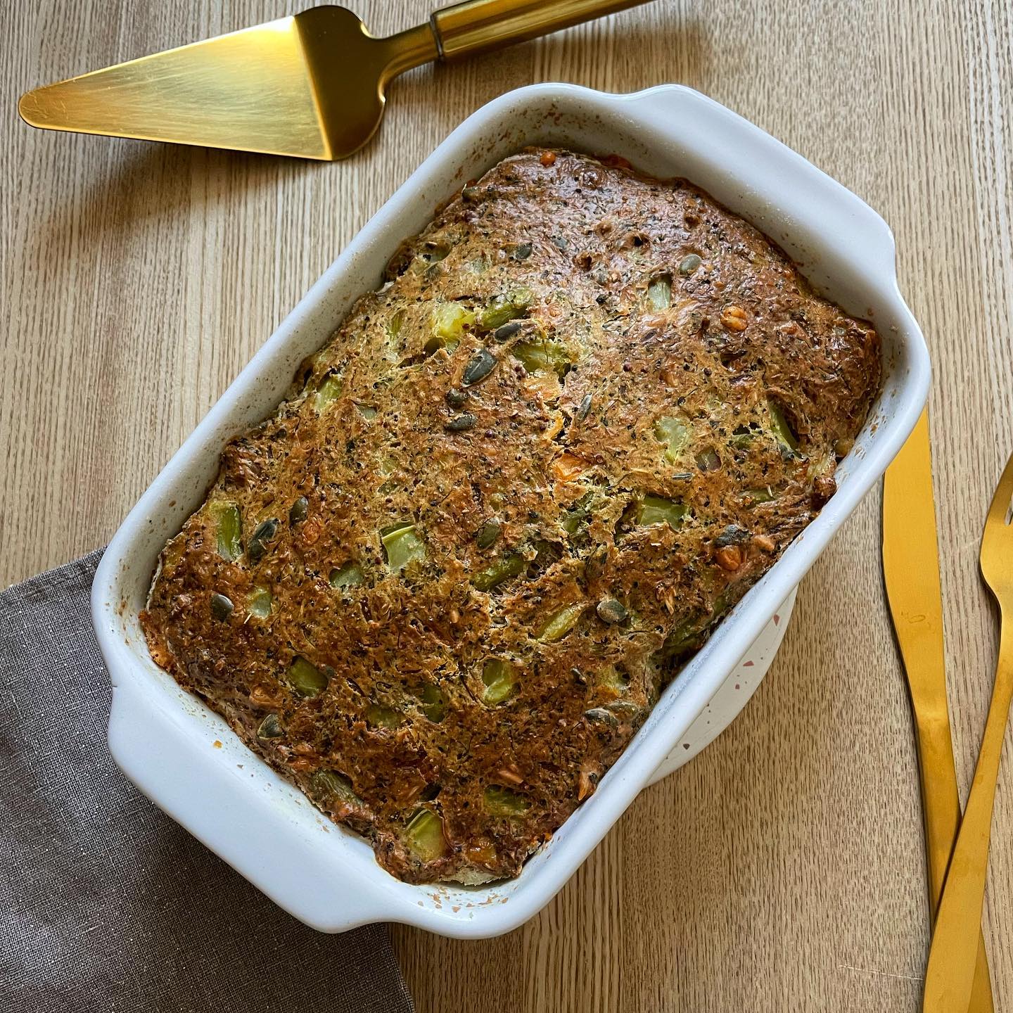 Cake de légumes 🥦
Hello, aujourd’hui je te retrouve pour te partager une petite recette qui peut être utilisée au temps en plat que en apéro ou collation, le cake salé et ici le cake de légumes et ici le cake aux brocolis
Les ingrédients :
- 3 oeufs
- 100g farine (ici farine complète d’épeautre)
- 20 g de Protéines en poudre (facultatif) (j’utilise celle de chez @nutripure)
- 10 g d’huile olive
- 10 g de lait ou de vin ou eau
- 40 g de fromage (ici 20g d’emmental et 20g de comté)
- Sel
- poivre
- moutarde 1 cac
- noix de muscade
- Graines de courges
- 1/2 sachet levure chimique
- 400g de brocolis (ou autres légume au choix)
La méthode :
- Cuire le brocoli (ou autre légume) à la vapeur pendant 15 à 20 min
- Dans un saladier mélanger les oeufs avec l’huile d’olive, l’eau, la moutarde, le sel, le poivre et la noix de muscade
- Ajouter la farine et la levure chimique
- Puis incorporer les fromages et les graines
- Enfin terminer par ajouter le brocoli cuit a la préparation
- Cuire pendant 20 à 30 min à 180°C dans un four préchauffé
•
🌾 Elodie Bernard Diététicienne Nutritionniste
✨ Consultation à Angers, Jallais et à distance
🌙 17 rue de Chantilly 49000 Angers
🍋 elodieb.diet@gmail.com
🌻 hellorecettediet.fr
☀️prise rdv Doctolib
•
#dietetique #nutrition #recette #cake #cakesalé #manger #nourriture #tca #pertedepoids #bodypositive #dietculture #alimentationintuitive #compulsionsalimentaires #recettegourmande #recettefacile #recettemaison