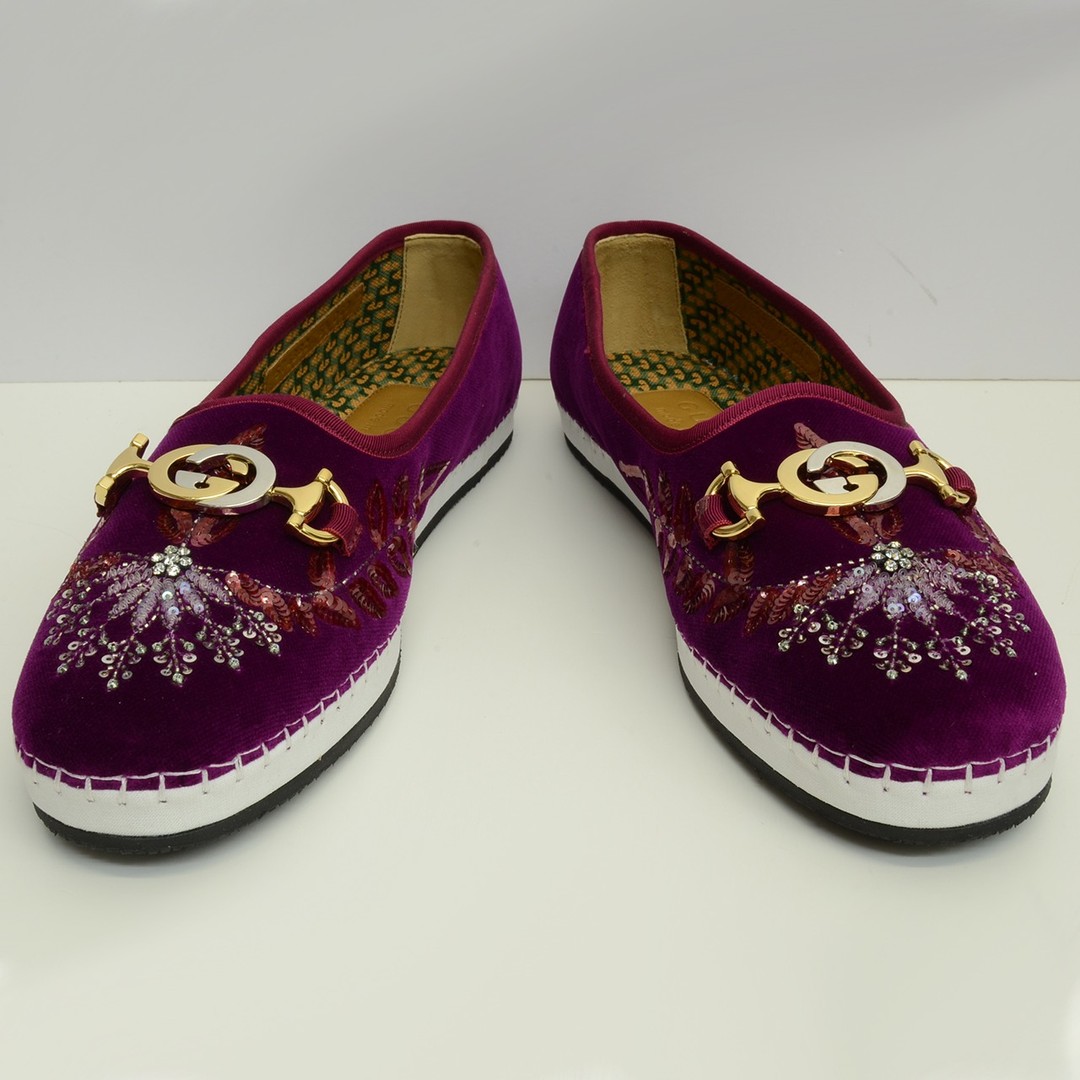 Gucci horsebit back again and on different color crystal emblem shoes. Which color do you prefer?
#designer #fashion #authentic #secondhand #secondhandfashion #gucci #gold #silver #horsebit #shoes #clothing #footwear