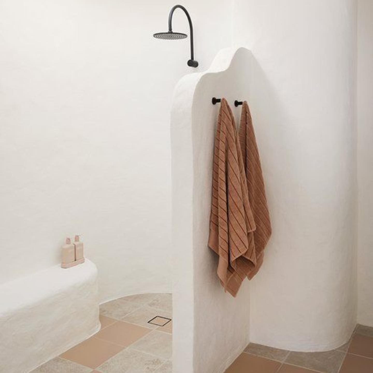 INSPIRATION
• le béton cellulaire s’invite de plus en plus dans les projets, grâce à ses caractéristiques pratiques et intelligentes.
• Léger, isolant, inflammable, imperméable et hydrofuge : le béton cellulaire est très facile à utiliser en intérieur comme en extérieur, et vendu pour être respectueux de l’environnement.
• En paroi de douche, en tête de lit, en niche comme un banquette, ou encore en cuisine extérieur, il donne du charme et de l’authenticité au lieu.
#inspiration #architecture #architectureinterieure #innovation