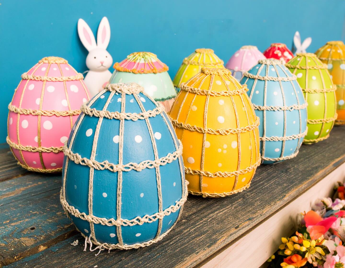 Oversized colorful eggs for a playful Easter decor theme?
超大復活節彩蛋裝飾,增添櫥窗春日活力!
#復活節 #復活蛋 #節日裝飾 #櫥窗佈置 #節日