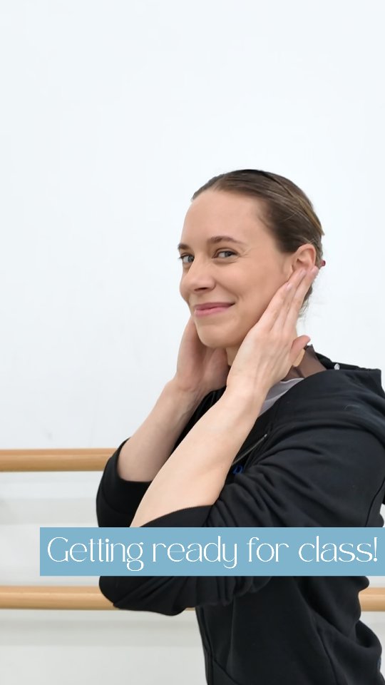 Getting ready for class mit unserer lieben Schülerin Frieda🤗🩰👇
"Im Ballett gibt es viele Schritte…
aber diese drei brauchen wir immer:
Schritt 1: Muskeln lockern,
Schritt 2: Haare festziehen
Schritt 3: Gleichgewicht halten
Und lächeln, als wäre alles ganz leicht 🥲🩰"
Frieda @friedabk
🎥 @yali_chen911 ✨️