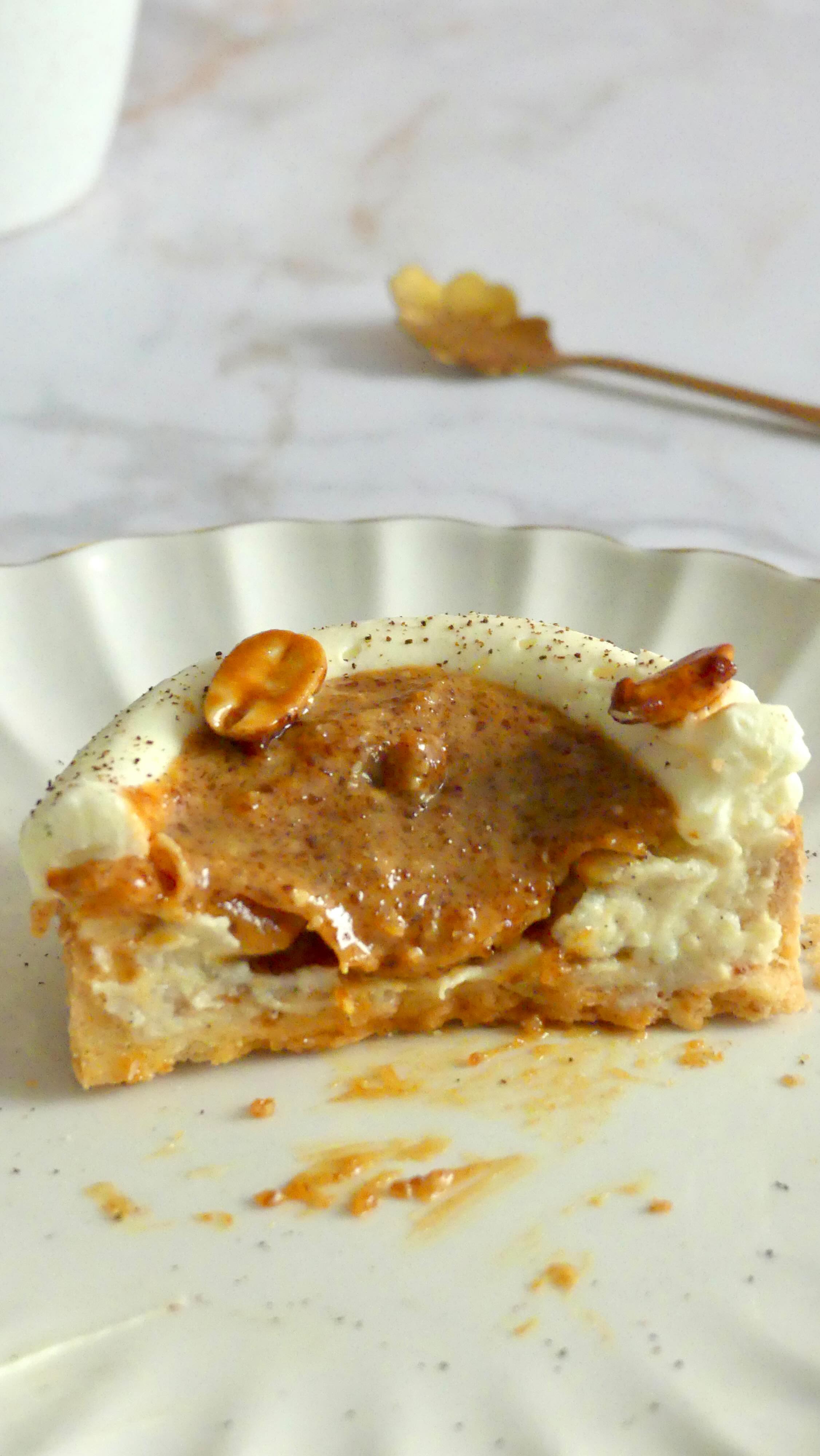 Une tartelette qui raconte une histoire de douceur ☀️
Le riz au lait me ramène toujours à quelque chose de simple et de doux… ce dessert simple et réconfortant qui me rappelle mon enfance.
Je l’ai imaginé ici en tartelette, avec une touche de gourmandise en plus : la cacahuète 🥜
Un contraste entre la douceur crémeuse et vanillé du riz au lait et le côté toasté et généreux de la cacahuète ✨
Comme souvent dans mon travail, j’aime transformer une pâtisserie en petite scène à regarder avant même de la goûter.
Fonds photo : @fondphoto.pastryandtravel
Vanille : @vanille_gourmet
~
#patisserie #pastry #rizaulait #pastrylove gourmandise