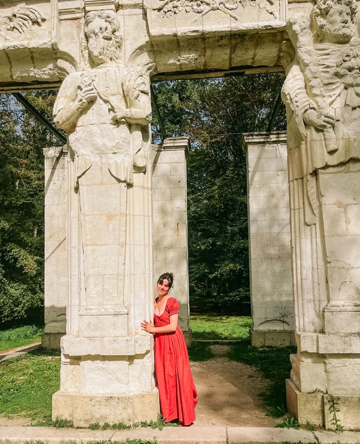 💐Donne-moi l’espérance
Je te l’offre en retour.
Apprends-moi la constance,
Je t’apprendrai l’amour.
Comme je t’aime en mes beaux jours,
Je veux t’aimer toujours.🌷
Le serment, 1830, Marceline Desbordes-Valmore
🌸Un joli poème pour une jolie robe porté par une jolie amie dans un si joli cadre 🏰💐
La robe Paeonia, c'est toujours une valeur sûre et en couleur baie, elle parfaite pour les beaux jours.