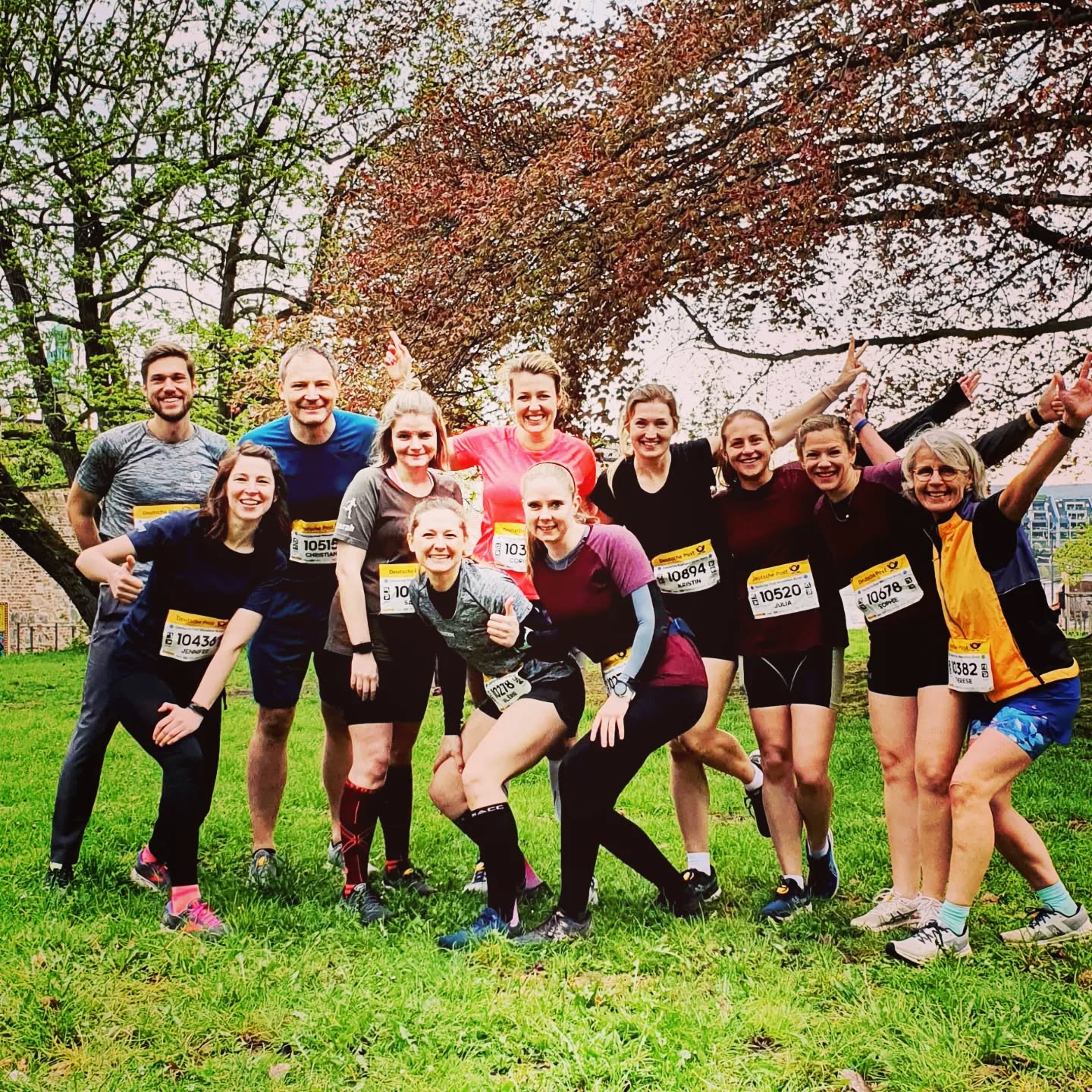 We made it!
Die 4 Monate gingen super schnell rum... Heute sind beim Bonner- Halbmarathon alle entspannt ins Ziel gelaufen. Wir sind super happy und die Beine etwas müde. Ein ganz besonderer Dank geht an @valerievalera94 die Schleiferin der Naturathleten 😉
Bis die Tage zum nächsten Outdoor-Training und ab Juni in der offenen Laufgruppe.
#lauftrainingduesseldorf #laufen #bonnmarathon #naturathleten #Outdoor-Training #fitnessdüsseldorf #grafenberg #running #competition #halbmarathonvorbereitung #Sportverbindet #sportamwochenende #sportmachtglücklich #laufenmachtglücklich #bonn