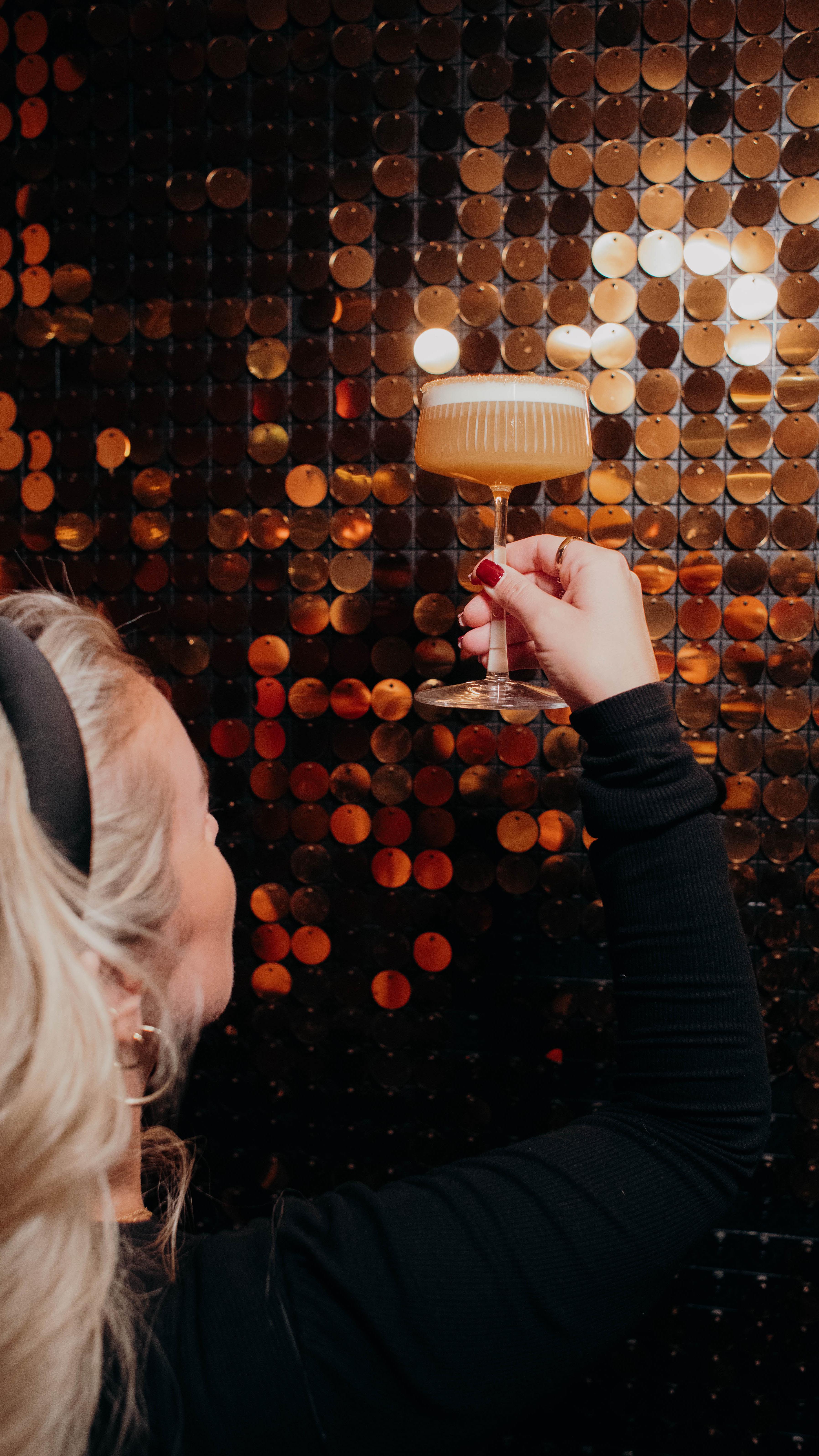 Manche Abende schmecken einfach besser 🍸🫶🏼
Mit den richtigen Cocktails & Kuscheleinheiten mit Leopold 🐶 @leopold_golden_doodle 🤎
Mo-Do 17-00
Fr-Sa 17:-01
See you at Lvdwig Bar 😊