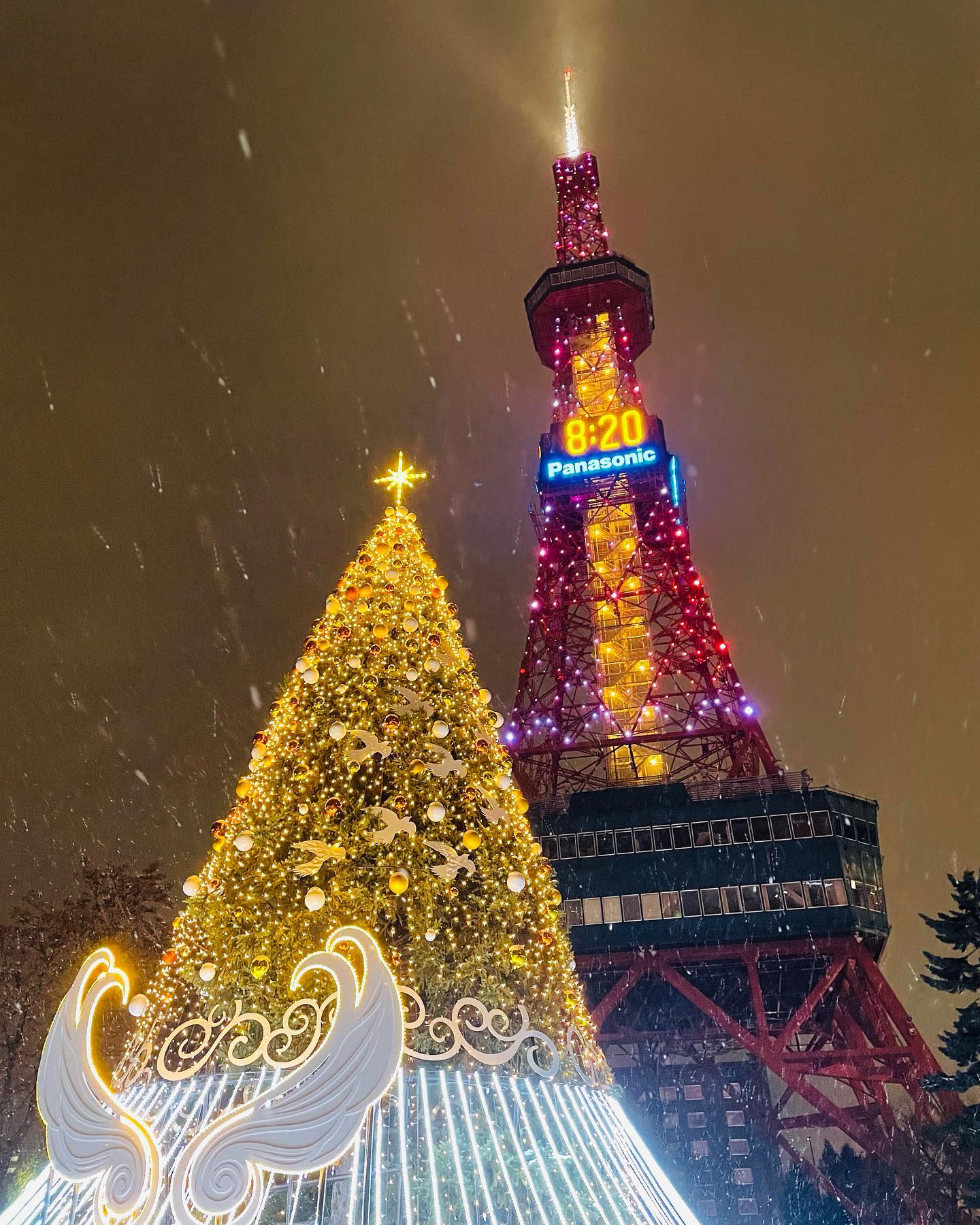 The Sapporo TV Tower (さっぽろテレビ塔, Sapporo Terebi-tō), built in 1957, is a 147.2-metre-high (483 ft) TV tower with an observation deck at a height of 90.38 metres. Located on the ground of Odori Park, in the northern city of Sapporo, Hokkaido, Japan, the tower is open to tourists. Tourists can view Sapporo and Odori Park. 🗼
.
The tower is illuminated between sundown and midnight each day. It is one of the most popular tourist attractions and photo spots in Sapporo.
.
.
.
札幌电视塔(さっぽろテレビとう),又名札幌铁塔,是日本北海道札幌市区内著名的地标之一,位在札幌市中央区的大通公园中。🗼
.
札幌电视塔建立在美丽的大通公园的入口处,从札幌电视塔了展台开始,随着四季的变化举行着各种各样的有着札幌特色的活动,例如;札幌的冰雪节,白色霓虹灯节,丁香花节,鲜花竞赛会,烟花大会等等。
.
.
.
.
#japanguide #triptojapan #travelinjapan #visitjapanjp #visjtmyjapan #jntosg #visitjapanphillipplines #jntoid #visitjapanAU #japanrevealed #travelgraphy #travelgram #traveling #trending #japanese #instagram
#sapporo #hokkaido #sapporotvtower #odoripark #winter #japantravel #hokkaidotravel #hokkaidolove