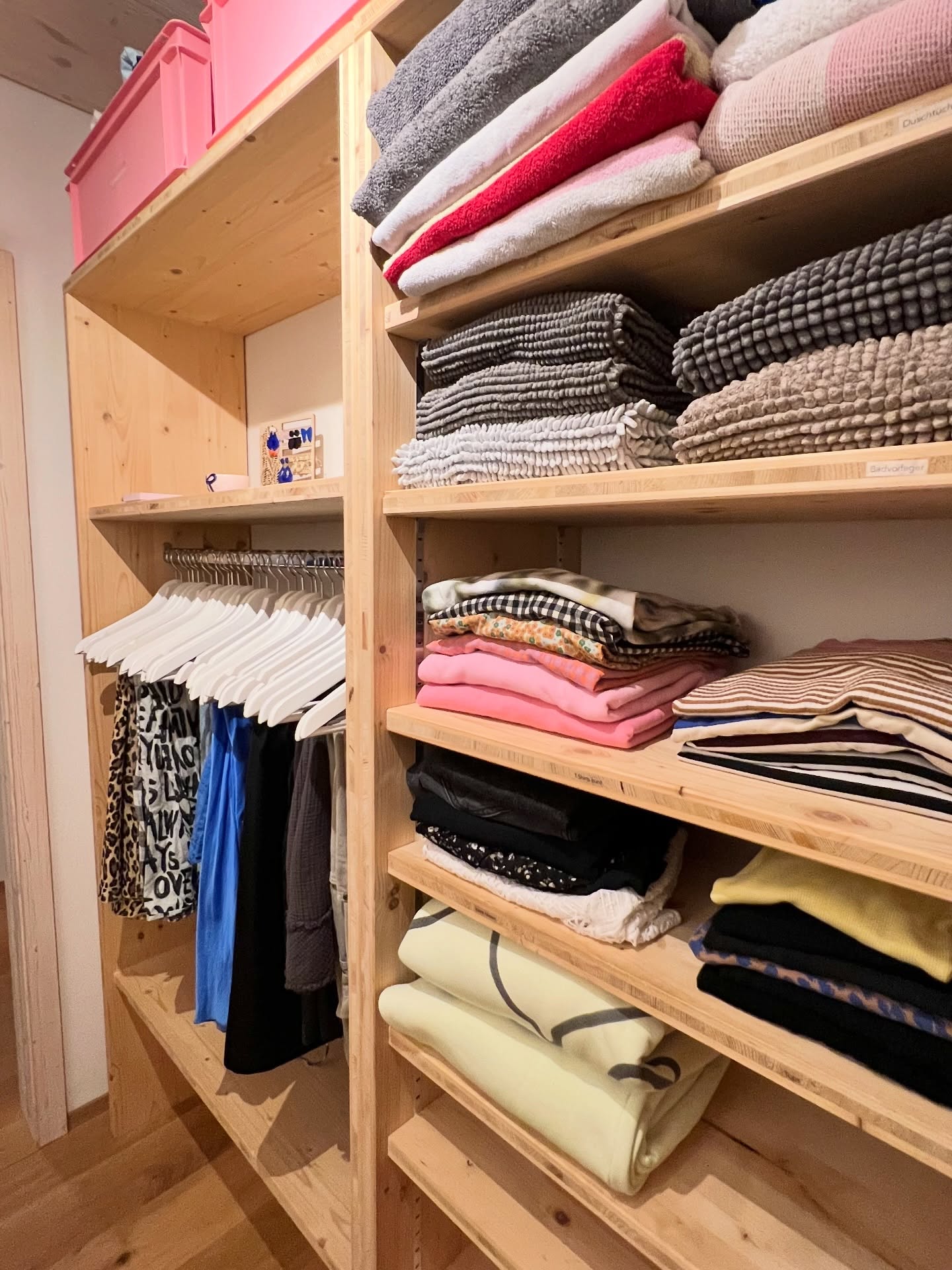 Kleiderschrank von @aufgeweckt_thun 💫
Ein Home Organizing verändert deine Lebensqualität! ✨🤍
Du gewinnst nicht nur Kontrolle über deine täglichen Aufgaben, sondern schaffst dir auch ein Zuhause, das dich stärkt und entlastet.
Dein Wohnraum wird zu einem Ort, der dir Ruhe Struktur und Leichtigkeit schenkt.
Vielleicht ahnst du es noch nicht, aber diese Veränderung wird sich auf alle Bereiche deines Lebens auswirken: mehr Zeit, weniger Stress, ein freier Kopf.
Gib Home Organizing eine Chance, dein Leben nachhaltig zu verbessern. 💫
.
.
.
.
.
.
home organizing | decluttering | familienalltag | ordnungssysteme | ordnung schaffen | schweiz | aufräumhilfe | bern | organisieren | kleiderschrank | aufräumen | thehomeedit
#thun #loslassen #minimalismus #mariekondo #ordnungstipps