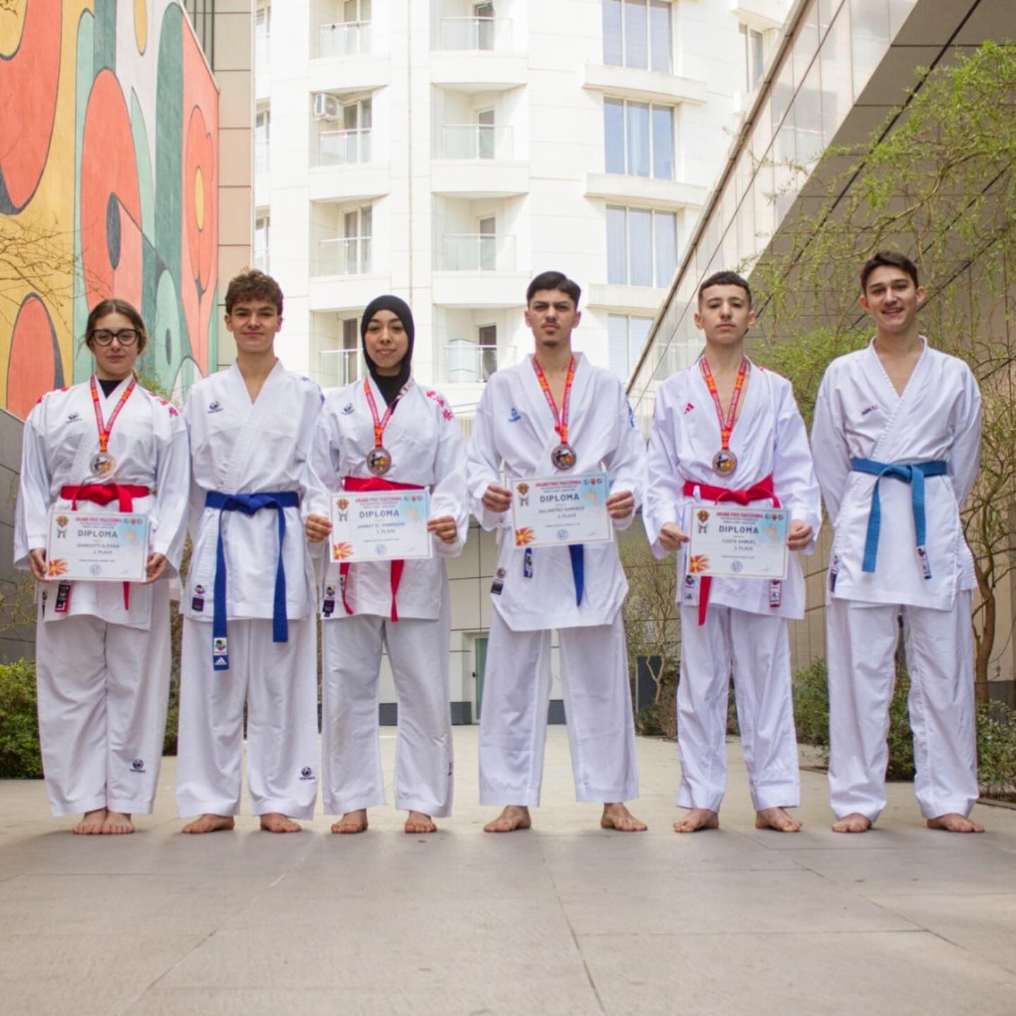 INTERNATIONAL GRAND PRIX MACEDONIA ( WKF )🇲🇰
14-15 marzo 2026
Prima trasferta estera di questo 2026.
Siamo andati a disputare una competizione internazionale in Macedonia del Nord,
Con più di 12 nazionali presenti in gara.
Portando a casa 4 medaglie su 6 atleti presenti in gara.
Le finali con le rispettive vincite, si sono svolte contro atleti di diverse nazionali.
- 🇮🇹Costa Samuel, vince contro un avversario macedone, conquistando così il bronzo.🥉
- 🇮🇹 Salanitro Samuele, vince anche lui contro un atleta macedone, portando a casa la medaglia di bronzo.🥉
- 🇮🇹Giangotti Alessia, vince lo scontro contro la sua avversario ma perde contro la campionessa europea in carica. conquistando il bronzo.🥉
- 🇮🇹El hamaroui Jannat, batte la sua avversario della nazionale montenegrina, conquistando la medaglia di bronzo. 🥉
- 🇮🇹Buson Diego, ha disputato degli ottimi incontri, ma purtroppo fermandosi sotto i piedi del podio.
- 🇮🇹Baldazzi Riccardo perde l’incontro per accedere alla finale del bronzo, buona prestazione con un costante miglioramento tecnico e gestione del tatami.
Come sempre forza ragazzi, la vetta della montagna non si raggiunge partendo dalla cima, ma imboccando un sentiero non sempre facile e veloce.
AD MAIORA SEMPER
#karate#wkf#kentozazen#macedonia🇲🇰#italia