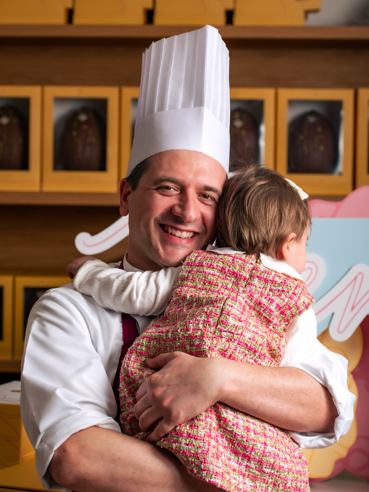 Ci sono abbracci che sanno di casa… e di dolcezza.
Di mani che creano, di gesti che si tramandano, di amore che prende forma ogni giorno, anche in laboratorio.
Auguri a tutti i papà da Pasticceria Benito. 💛
#festadelpapà #pasticceriabenito