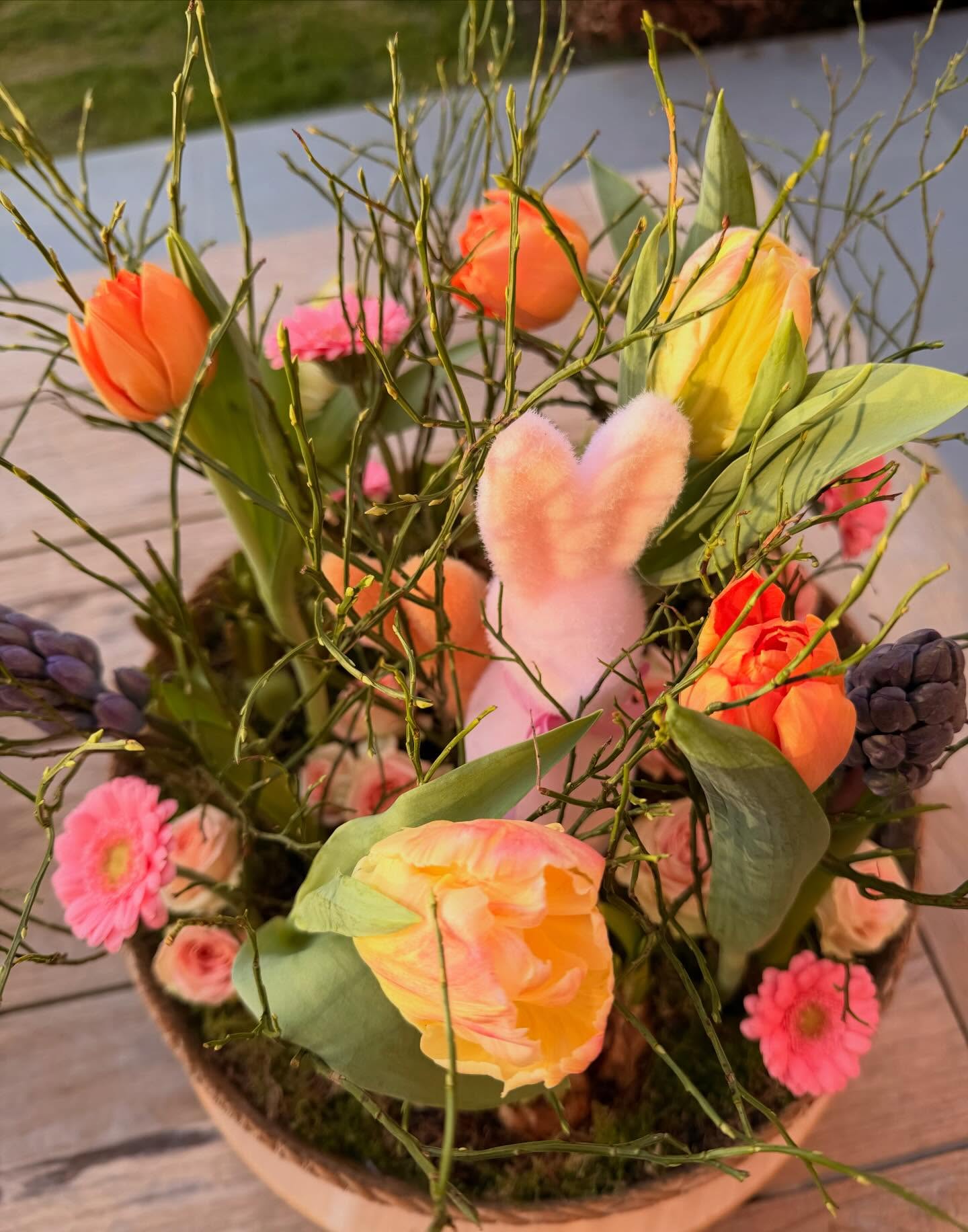 Panier surprise de printemps 🐰#agoragroup_ #fleursaddict #walhain #artfloral #printemps