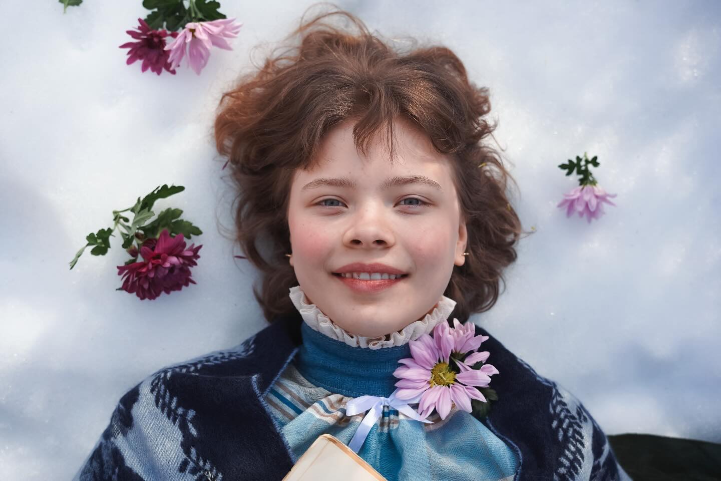 Seuraavien viikkojen aikana esittelemme Pikku naisten sisarukset yksi kerrallaan.
Aloitamme tarinan hiljaisimmasta sydämestä - Beth Marchista.
Beth on kertomuksen herkin sävel: lempeä, empaattinen ja hiljaisen voiman kantaja. Hänen läsnäolonsa on kuin rauhallinen hengähdys kaiken muun keskellä.
Nuoren Bethin roolissa nähdään Tellervo Törmä.
Tellervo on harrastanut teatteria jo vuosikymmenen, ja nyt tämä lahjakas nuori näyttelijä astuu ensimmäistä kertaa Järvenpään kesäteatterin lavalle.
Tellervo kuvailee roolihahmoaan näin:
"Beth on herkkä, empaattinen nuori, joka ei tee itsestään numeroa. Hän on pidättyväinen ja rakastaa musiikkia, rauhallista elämää ja arjen pieniä asioita. Perhe on hänelle rakas."
Ensi-ilta 13.6.2026
Louisa May Alcott
Näyttämösovitus Heini Vahtera
Ohjaus Sirpa Riuttala
Järvenpään Vanhankylänniemessä
#Järvenpäänteatteri #Järvenpäänkesäteatteri #kesäteatteri #Pikkunaisia #kesä2026
Kuva: Hanna Erämaja