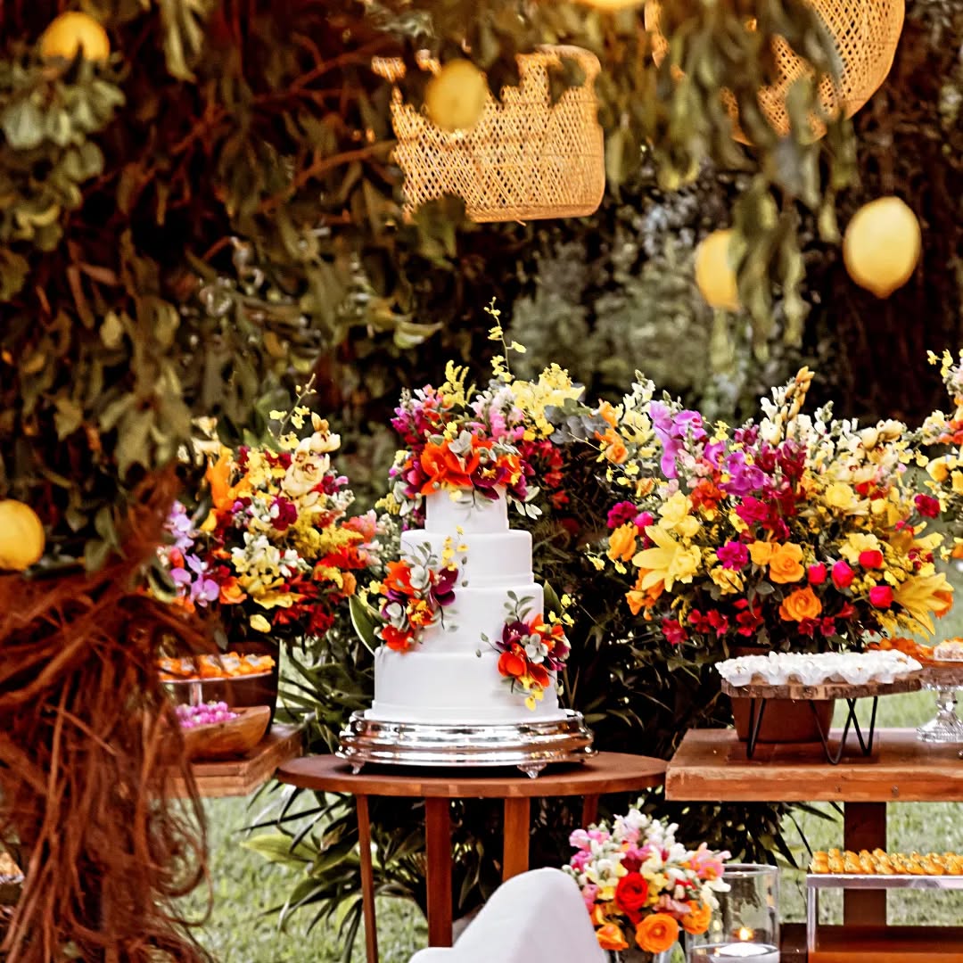 Que combinação encantadora! Flores coloridas em um jardim com móveis de madeira criaram uma atmosfera natural e aconchegante. Casório Lindo @mariana.leite_ e @wvitorino
.
.
Decor: @casorio_perfeito
Parceiros decor: @portaldooriente @acvelas @belle_table @panosecores@fiestatoalhas
Cerimonial: @caparelli.cerimonial
Buffet: @artedossabores
Doces: @latelierofner
Local: @mansaodoacude.
.
.
.
#casorioperfeito #decorcasorioperfeito #noivas #noivas2024 #noivas2025 #noivasrj #casamento #casamentorj #inesquecivelcasament #wedding #weddinginspiration #decorcasamento #decoraçãodecasamento #decorandocomamor #noivascariocas #casamentorio #blogsdecasamento #flowers #muitasflores #angradosreis
#casamentoangradosreis #mansaodoaçude
#casamentoaoarlivre