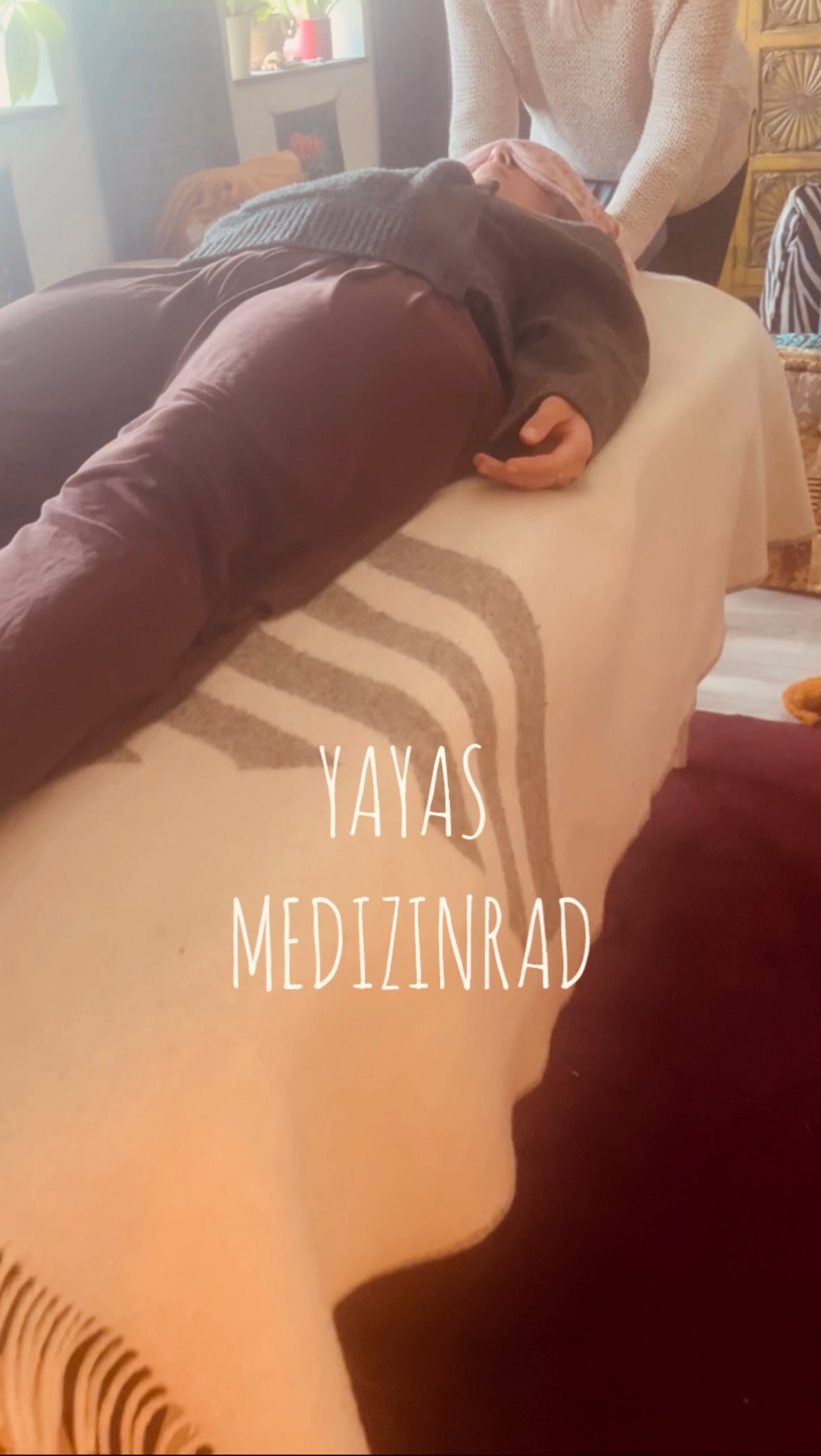 YAYAS MEDIZINRAD
Es gibt das Gute und es gibt das Böse. Wichtig ist zu wissen damit umzugehen. Da wo Yaya ist gibt es keine Dunkelheit. Der Jaguar lehrt uns Demut, um in dieser Weisheit zu wirken.
Yaya lehrt durch den Jaguar die Fähigkeit des plötzlichen Wandels und der schnellen Transformation. Jede Wandlung geschieht letztlich durch Gottes Willen. Der Jaguar verkörpert diese Kraft als Zeichen in der Natur – doch die Veränderung selbst entspringt Yaya.
#yaya #medizin #kurs