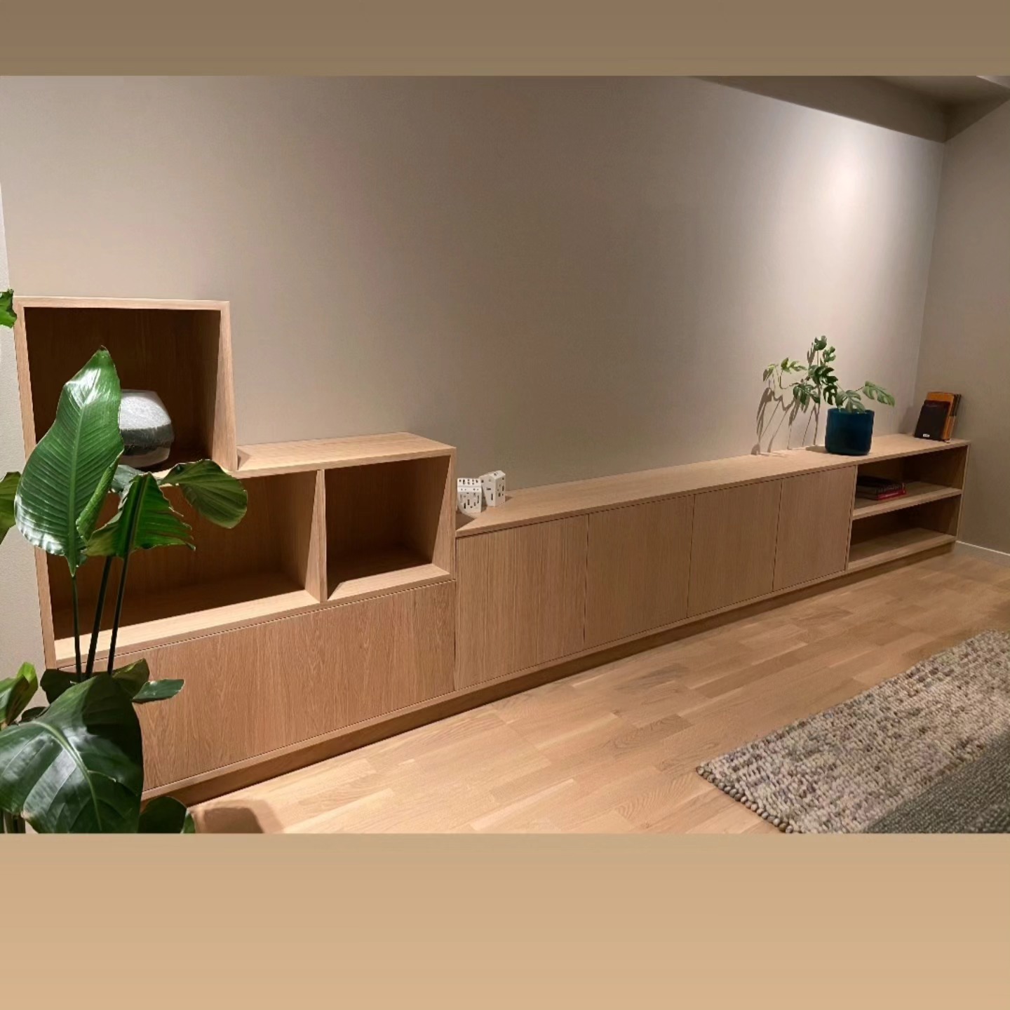 Tvbenk med skuffer og skap og noen åpne hyller
Laget i eikefiner😊
.
.
.
#møbler #furniture #oak #custom #woodwork #livingroom #interiør #interior #stue