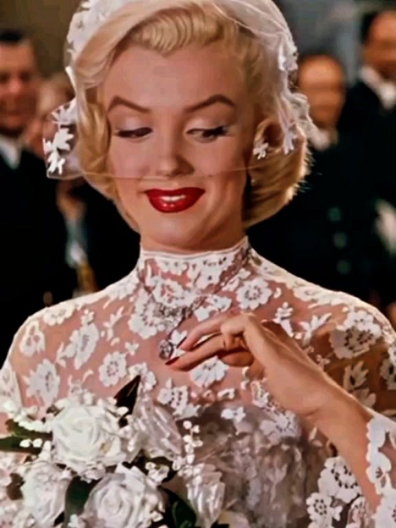 Laissez Marilyn Monroe vous inspirer pour votre décoration intérieure avec nos toiles en formats confidentielles. Glamour et élégante.
Link in bio + Worldwide Shipping 🌍
#marilynmonroe #marilynmonroeedit
#50s #60s #oldhollywood