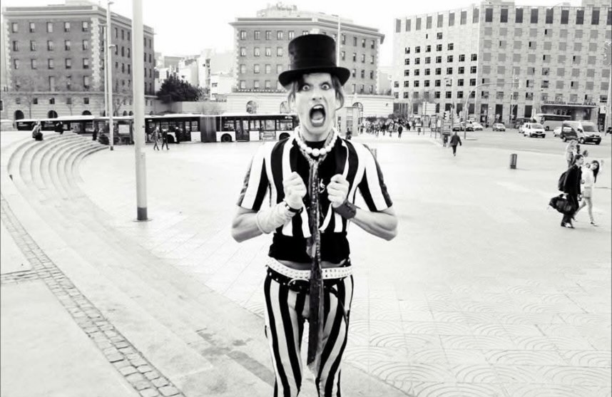 🎤 Preparats per cantar?
Al Solidarity Fest tindrem Karaokete, per tercera vegada!! un espectacle itinerant presentat per Dan Glam que és molt més que un karaoke. (Com podeu veure a les fotos de les altres edicions 😌).
Des de fa més d’una dècada, Karaokete converteix cada actuació en una autèntica festa musical on tothom pot pujar a l’escenari i cantar clàssics de tots els estils:
🎸 rock
🎤 pop
🎶 rap
💃 rumba catalana
❄️ o fins i tot el mític Let it go de Frozen!
Una experiència divertida, participativa i plena d’actitud escènica.
🎵 T’hi atreveixes?
#SolidarityFest #Karaokete #juntsmiremcapalfutur #dm26 #damglam