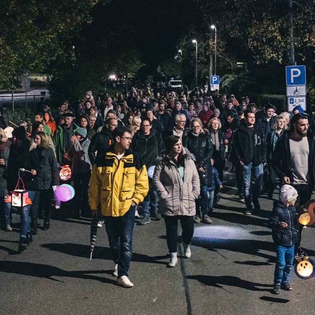 ⚠️ VORMERKEN - 4. November 2022 ⚠️
Wir veranstalten unseren 2. Laternenumzug!
Wo? Bitzfeld Sportplatz
Wann? 4. November 18:00 Uhr
Wer? Alle ☺️
Weitere Infos folgen bald, wir freuen uns auf euch.
#inklusion #laternenumzug #barrierefrei #gemeinsam #basteln #menschunited