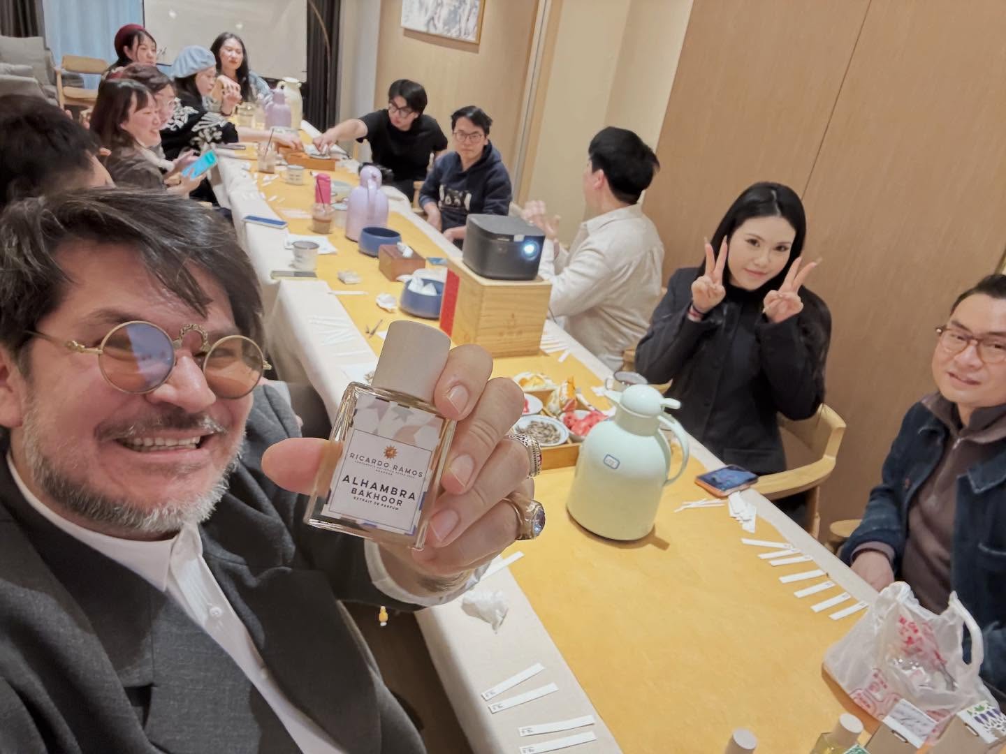 What a nice encounter we had in Ningbo for introducing Alhambra Bakhoor to some Scent Atoll @scentatollcn perfume insiders!
We gathered in a privare room at the beautiful Eighteen Trees Tea Academy located in the historical Nantang Old Street branch, zipping white tea (Da Bai) from the Zhenghe región in Fujian, and nibbeling fresh fruits, during this delightful smelling session!
Special Thanks to Matthew and Charlie for organizing and hosting this amazing day in Ningbo!
@charliew_scentsatoll @scentatollcn
@ricardoramosperfumesdeautor
#ricardoramosperfumesdeautor #artisticperfumery #alhambrabakhoor #ningbo #china