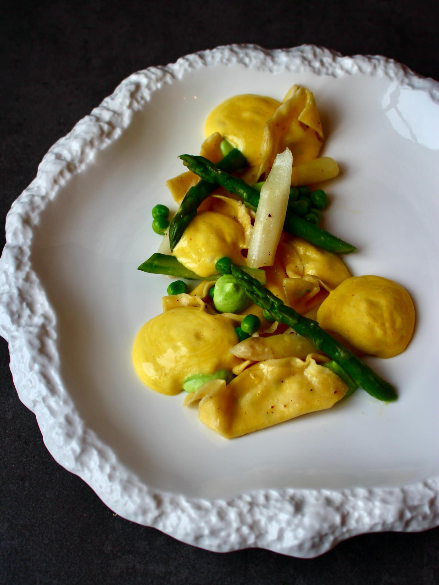Spring Pasta: Asparagus Ravioli with Pan-Fried Asparagus, Peas and Hollandaise 🌱✨ Seasonal cuisine with creamy sauce and fresh asparagus 🍝
#flexitarian #springvibes🌸 #asparagus #seasonalcooking #hollondaise