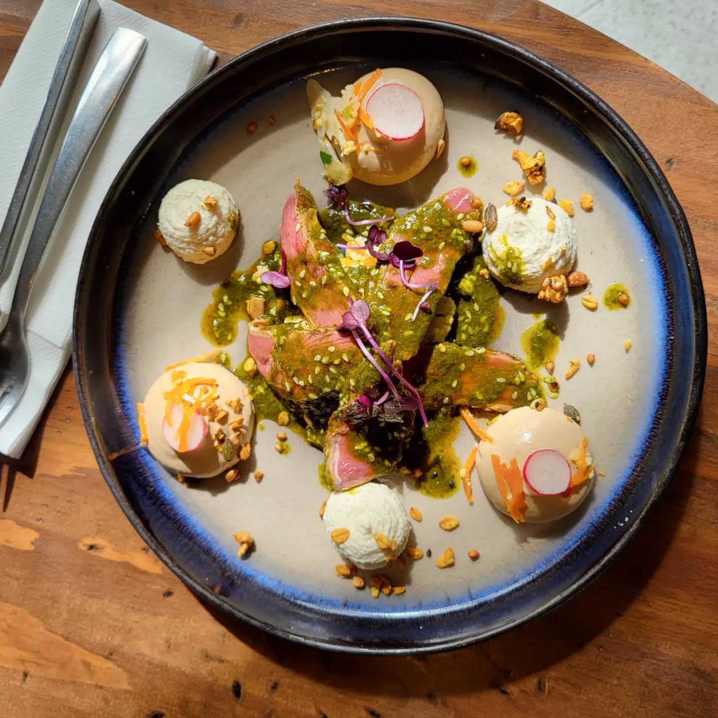 Ce midi :
Canard en Tataki /ail noir/sésame
Premières fraises de goulaine/brousse
#Talensac
#faitmaison
#produitsfrais
#restaurantnantescentre