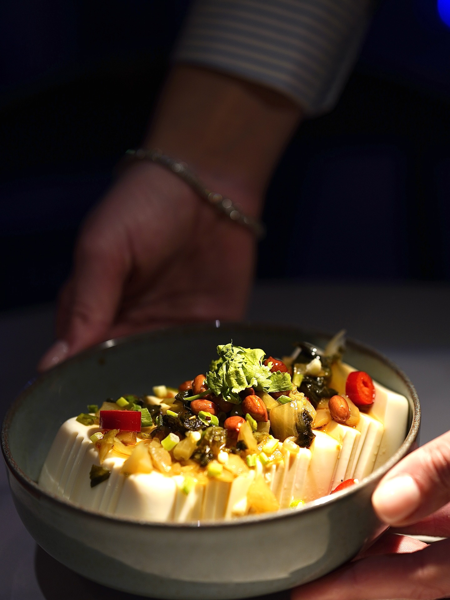 凉拌豆腐 • Cold Tofu Salad
Silky chilled tofu, topped with our house-made aromatics — crunchy peanuts, fresh herbs, and a punchy savoury dressing. Light, refreshing, and the perfect start to a summer meal.
Our summer menu is taking shape — and this classic is here to stay! 🌿
#BUND39 #ShanghaiCuisine #ColdTofu #凉拌豆腐 #ZurichEats SummerMenu ChineseAppetizer