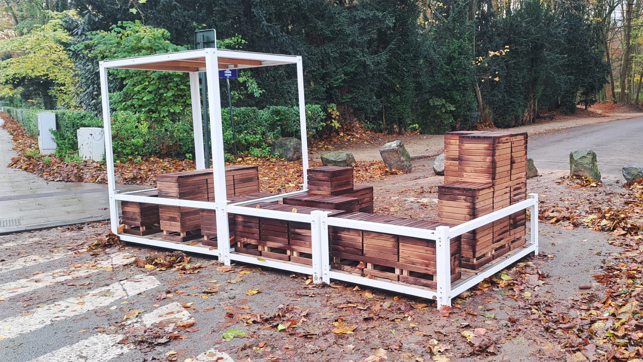 - INSTALLATION -
Nous sommes ravis 😊 de vous présenter notre nouvelle installation au bois de la Cambre 🌳 ! Cet Urbankit permet le pique-nique et une pause pour les nombreux coureurs (et accessoirement de bloquer la route à la circulation automobile). Merci @bxllaville et @bartdhondt, aux co-constructeurs🪚 présents et à la météo clémente lors du montage 🌦️ !