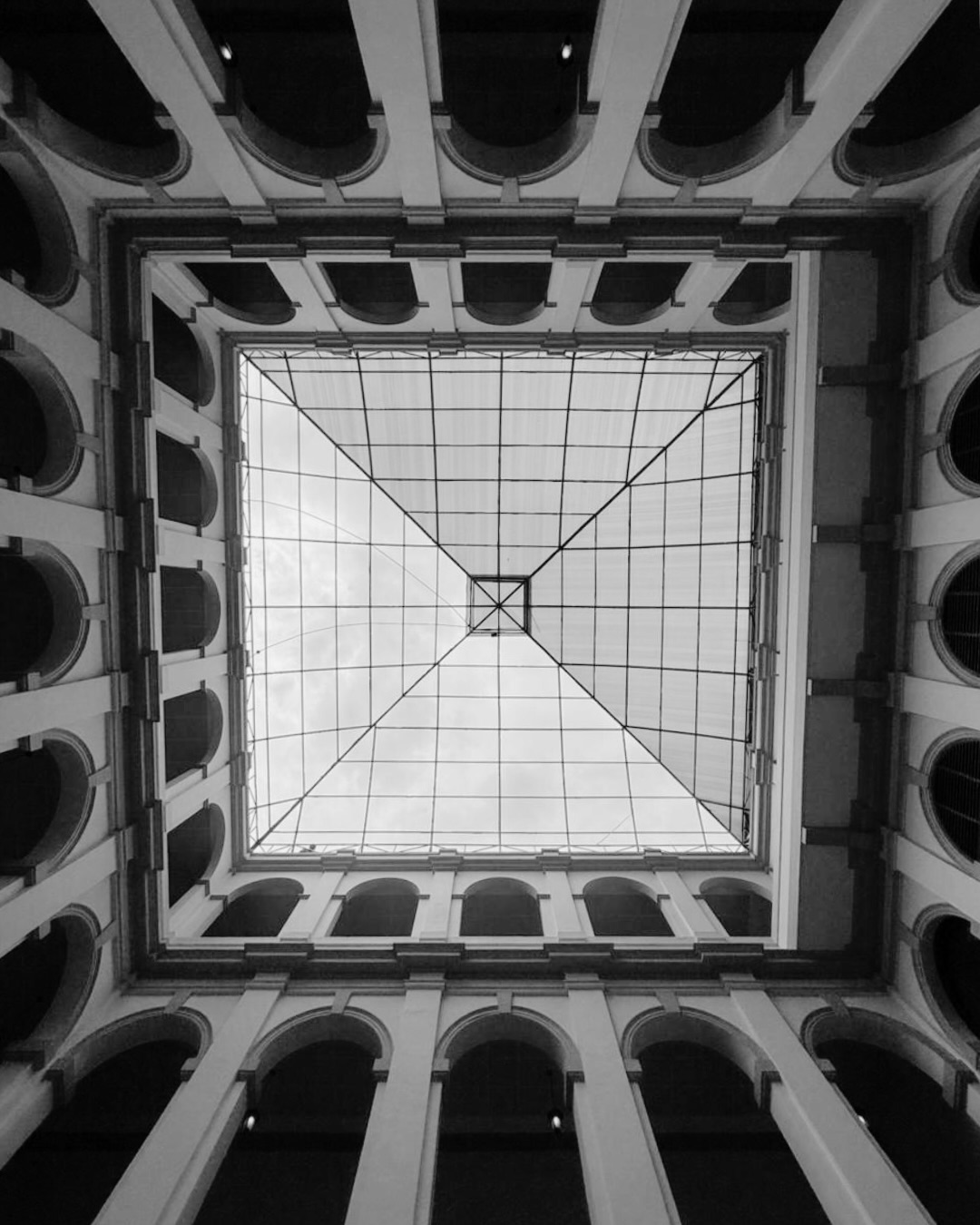 Una intervención que respeta la arquitectura original.
En el Ministerio de Gobierno, esta tensoestructura fue diseñada para integrarse al espacio sin alterar la esencia del edificio, manteniendo su simetría, proporción y carácter histórico.
Cada elemento estructural se instala con precisión para lograr una cubierta ligera, eficiente y visualmente limpia.
Proyectos como este requieren planificación rigurosa, ejecución especializada y experiencia en trabajos en altura dentro de entornos arquitectónicos complejos.
Infraestructura que protege.
Ingeniería que respeta el diseño.
#cattanpanama #industriascattan #tensoestructura #fachada