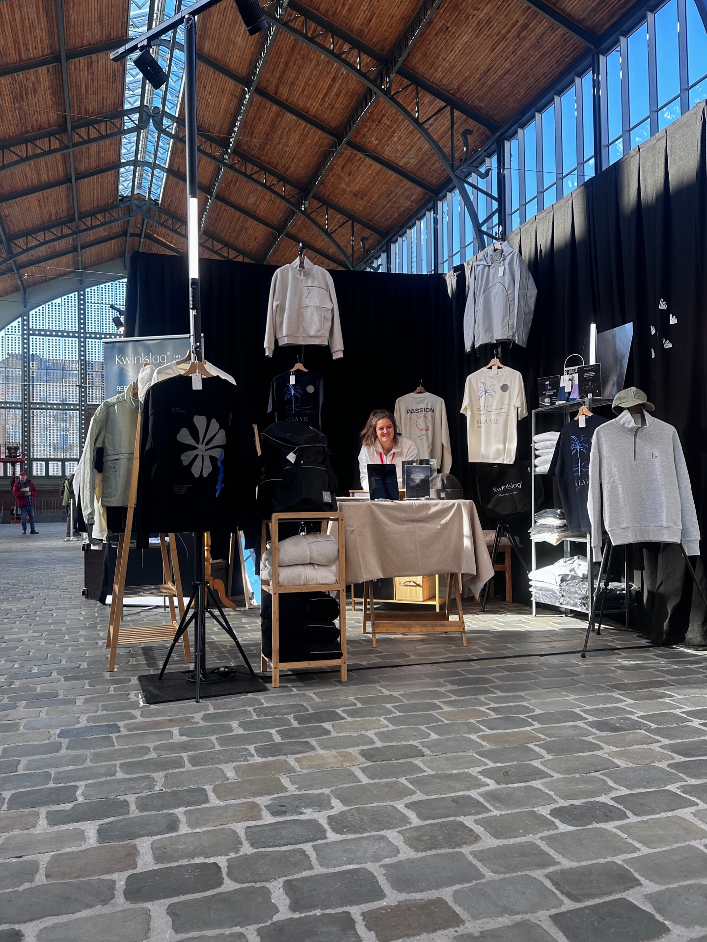 Laatste dag @bike_brussels & meteen ook laatste dag beurskorting. Hurry hurry!
@tour.taxis #reflectyourstyle #reflective #clothing #bikebrussels