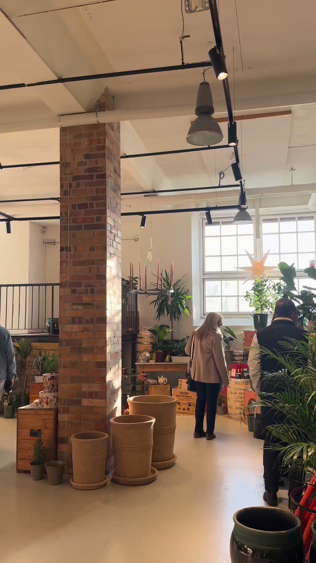 Smått och gott från några av Spinneriets butiker!
Välkomna hit ☀️