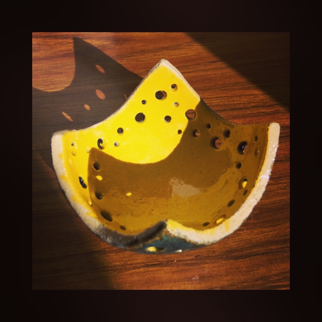 lamparilla stars 1.1 // tealight stars 1.1 // teelicht stars 1.1 ⭐️💫✨ * *
i’m happy to present to you the first part of my new collection. the #collectionstars represents my love to the clear sky, especially at night and the light which you’re receiving from the stars and moon, the fresh air you breath in while looking at those small dots which are so far away from us but give us so much. 💕
further parts of my new #collectionstars will be posted soon, so #staytuned ✨🌟⭐️💫 * *
#collectionstars * *
#ceramicaceramicskeramik #lozadelftwaresteingut #perforadoholeylöchrig #engobe #vidriadoenameldedglasiert #100% #hechoamanohandmadehandgemacht
#ceramica #ceramics #keramik #loza #delftware #steingut #perforado #holey #löchrig #vidriado #enamelded #glasiert #hechoamano #handmade #handgemacht #pottery #instapottery #collectionstars #oha_saskia_tuerk #staytuned