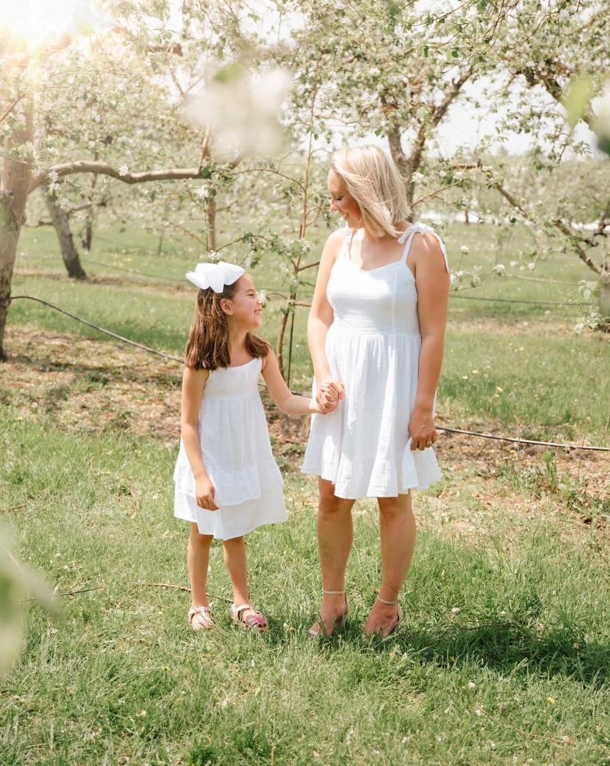 POMMIERS EN FLEURS 🌸
Au coucher du soleil ☀️
22 et 23 mai prochain
C’est le temps de réserver
175$ +tx
Galerie complète (ça vaut la peine 🙊)
📍Valleyfield