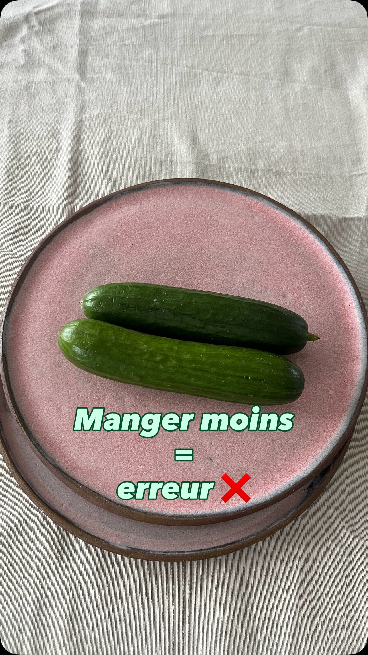 Voici ce que tu dois savoir :
Manger moins, surtout en pré, péri-ménopause ou ménopause
peut ralentir ton métabolisme
et augmenter le stress dans ton corps.
Résultat :
• plus de fatigue
• plus de fringales
• plus de stockage (surtout au ventre)
• moins d’énergie
Ton corps ne comprend pas “perte de poids”.
Il comprend manque → stress → conservation.
Ce que je fais maintenant :
Je mange suffisamment
et je priorise :
• les protéines
• les bons gras
• la stabilité de la glycémie
Résultat :
• énergie plus stable
• moins de cravings
• métabolisme mieux soutenu
Ce n’est pas manger moins.
C’est manger mieux et stratégiquement.
Et si tu veux encore plus de bienfaits ajoute la cétose avec les cétones exogènes bio identiques
N’hésites surtout pas si tu veux ton plan personnalisé en naturopathie hormonale, je suis là!