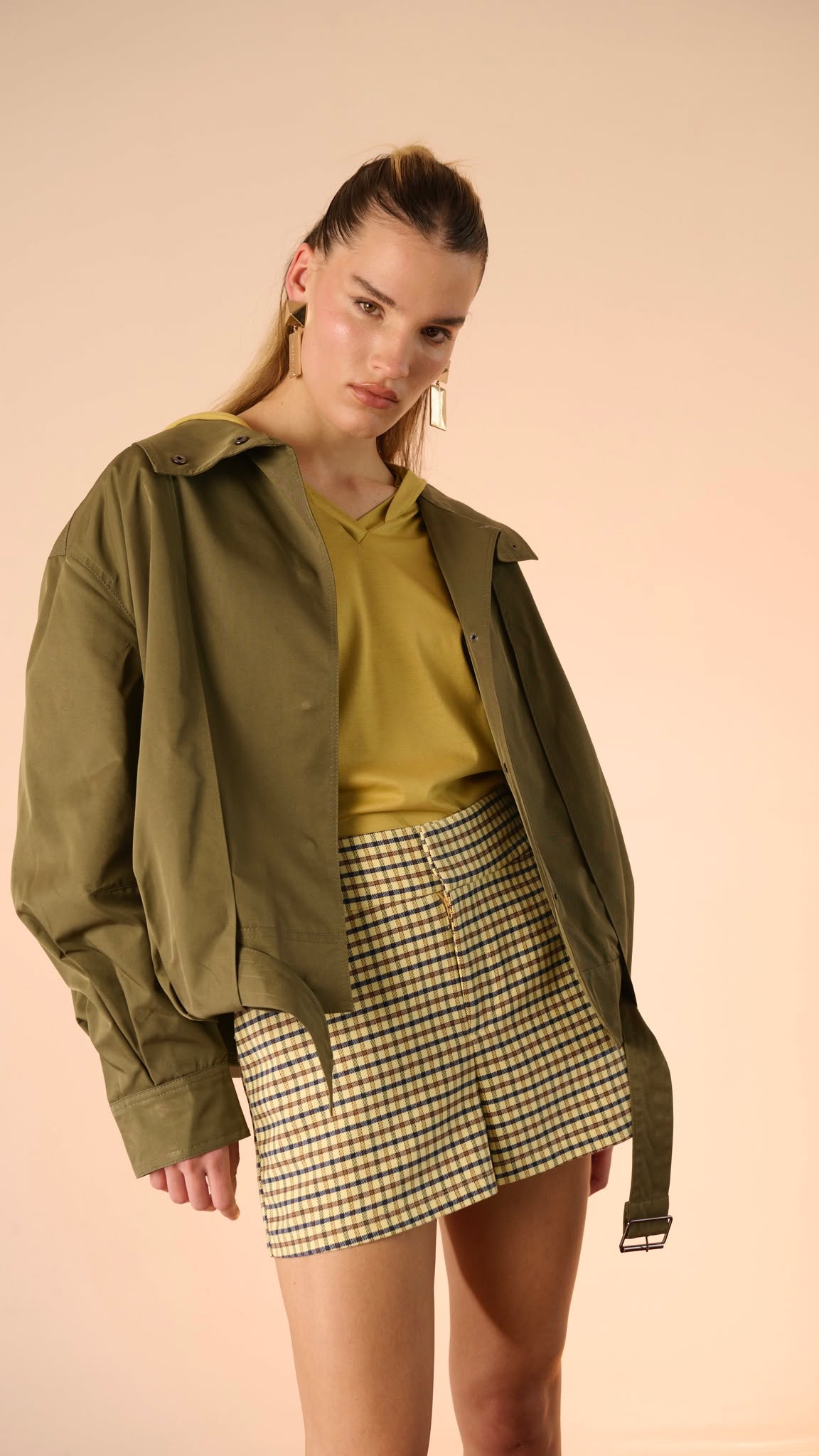 La giacca perfetta per le prime giornate di sole.
Leggera, essenziale, pensata per accompagnare ogni movimento della stagione che cambia.
#madein1982